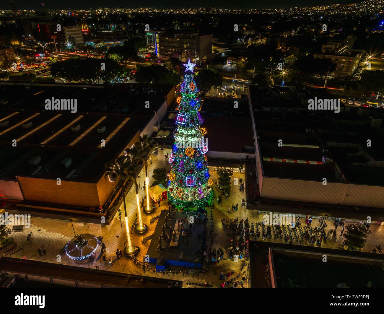 Un centro commerciale situato all'incrocio di Av. Lopez Mateos e Av. Mariano Otero, tra i comuni di Zapopan e Guadalajara. Foto Stock
