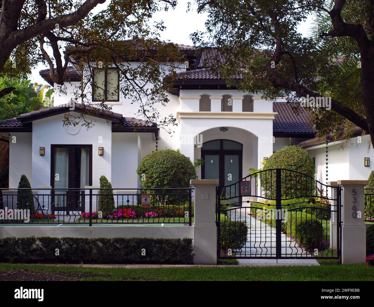 Miami, Florida, Stati Uniti - 20 gennaio 2024: Splendida residenza e giardino in un quartiere di West Miami. Foto Stock