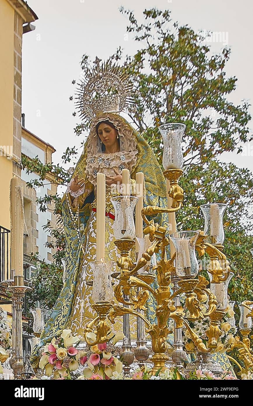 Jerez de la Frontera - 1 gennaio 2024: Maestosa processione di figura religiosa Foto Stock