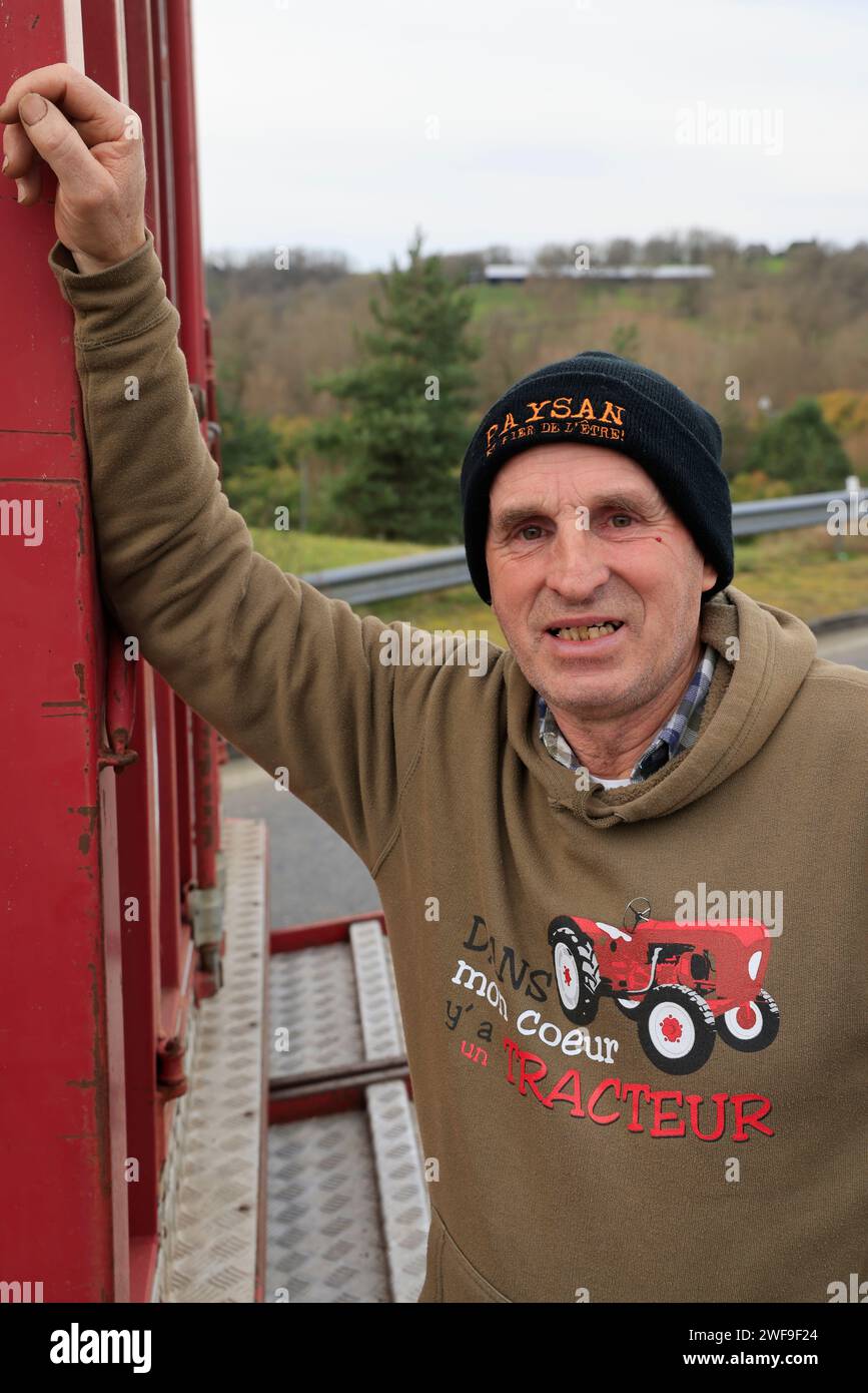 Ussac, Francia. 29 gennaio 2024. Rabbia e continuazione di manifestazioni e blocchi da parte degli agricoltori in Francia. Blocco dell'autostrada A20 nei pressi di Brive-la-Gaillarde da parte di agricoltori che chiedono al governo francese di pagare equamente la loro produzione, di ridurre gli standard nel loro lavoro e di garantire che il commercio agricolo internazionale sia equo. Queste manifestazioni di contadini sono organizzate in tutta la Francia. Ussac, Corrèze, Limousin, Nouvelle Aquitaine, Francia, Europa. Foto di Hugo Martin/Alamy Live News. Foto Stock