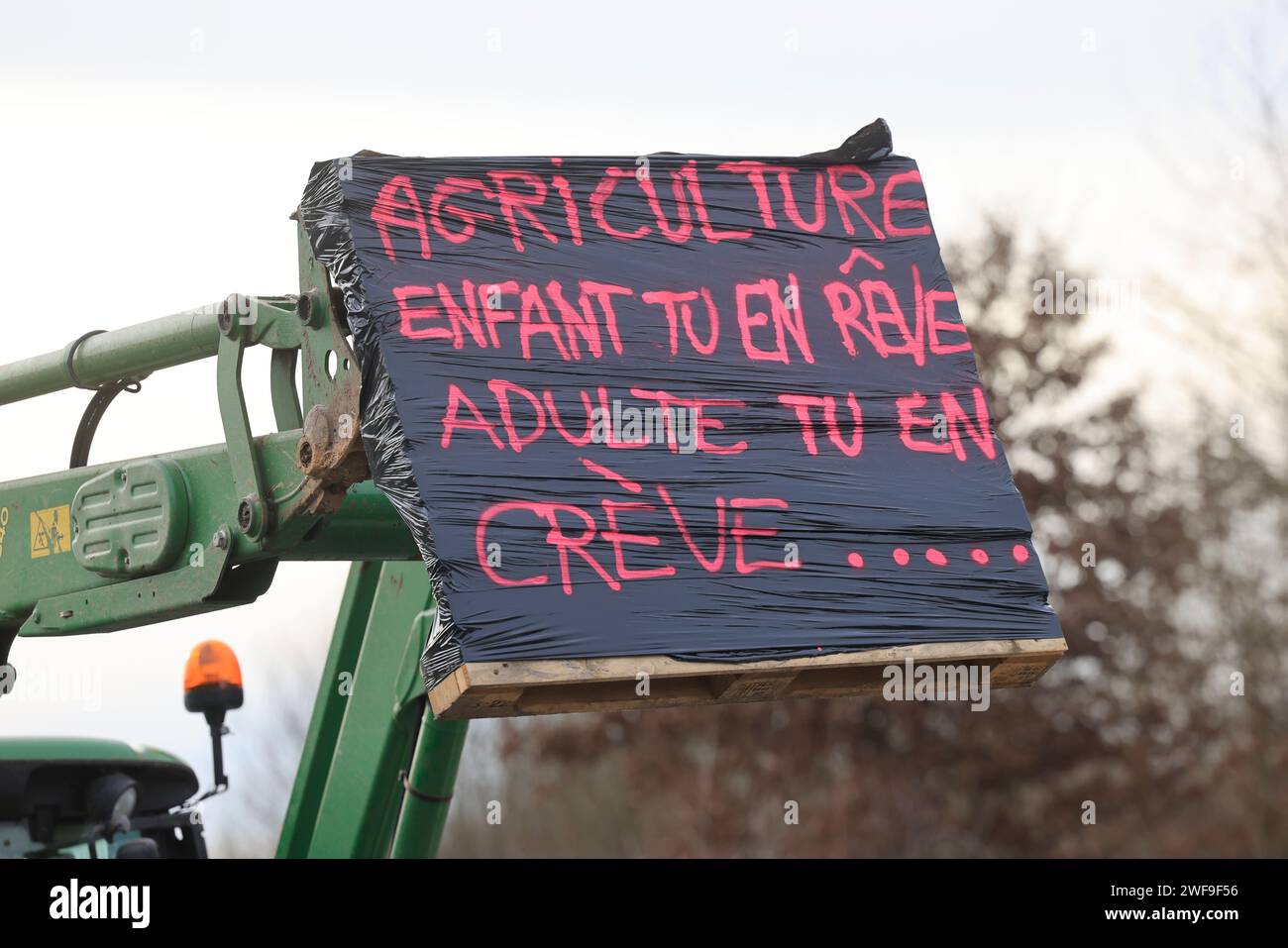 Ussac, Francia. 29 gennaio 2024. Rabbia e continuazione di manifestazioni e blocchi da parte degli agricoltori in Francia. Blocco dell'autostrada A20 nei pressi di Brive-la-Gaillarde da parte di agricoltori che chiedono al governo francese di pagare equamente la loro produzione, di ridurre gli standard nel loro lavoro e di garantire che il commercio agricolo internazionale sia equo. Queste manifestazioni di contadini sono organizzate in tutta la Francia. Ussac, Corrèze, Limousin, Nouvelle Aquitaine, Francia, Europa. Foto di Hugo Martin/Alamy Live News. Foto Stock