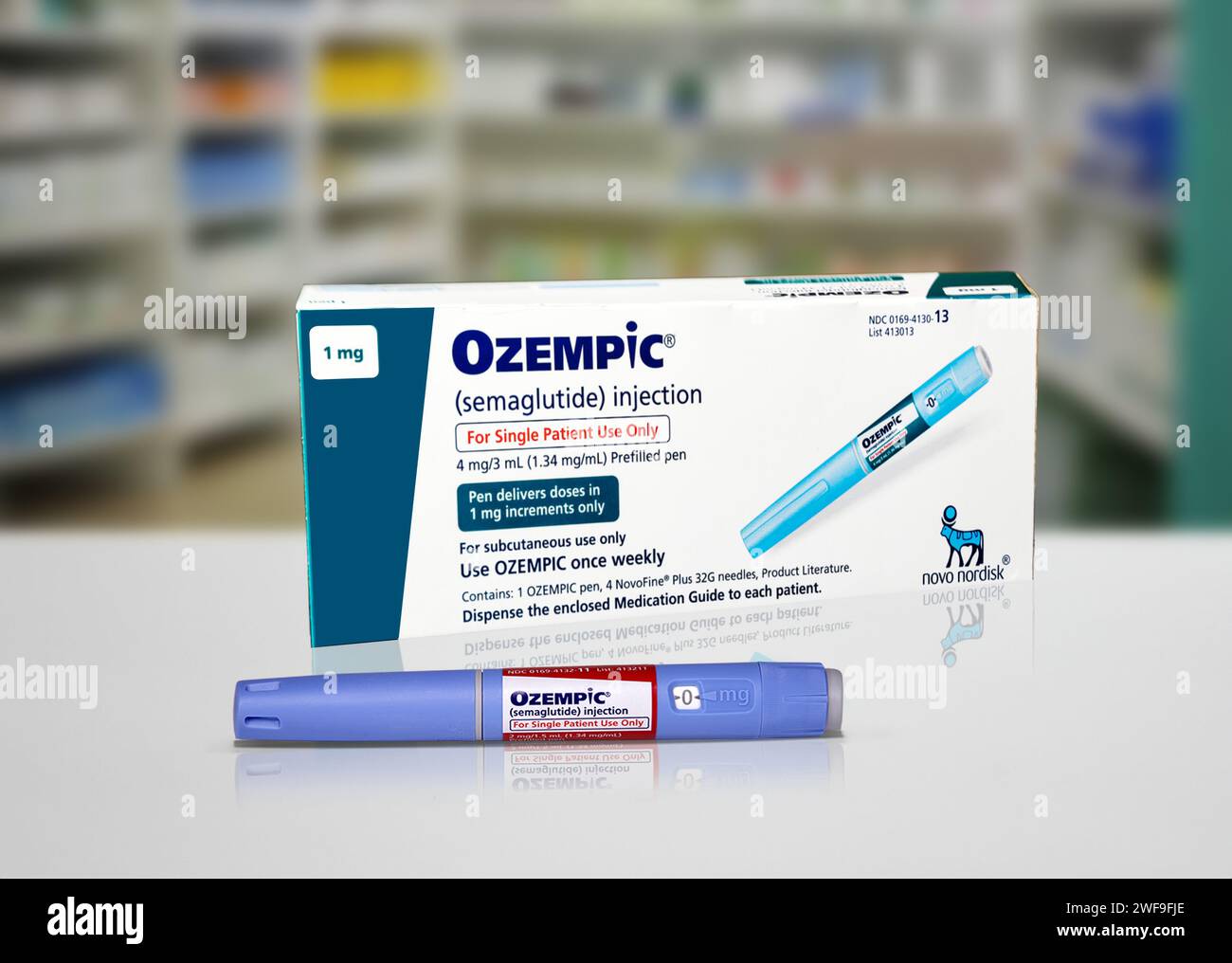 Scatola per insulina Ozempic e penna per iniezione o penna per cartuccia di insulina per pazienti diabetici di Novo Nordisk. Sfondo della farmacia sfocato. Foto Stock