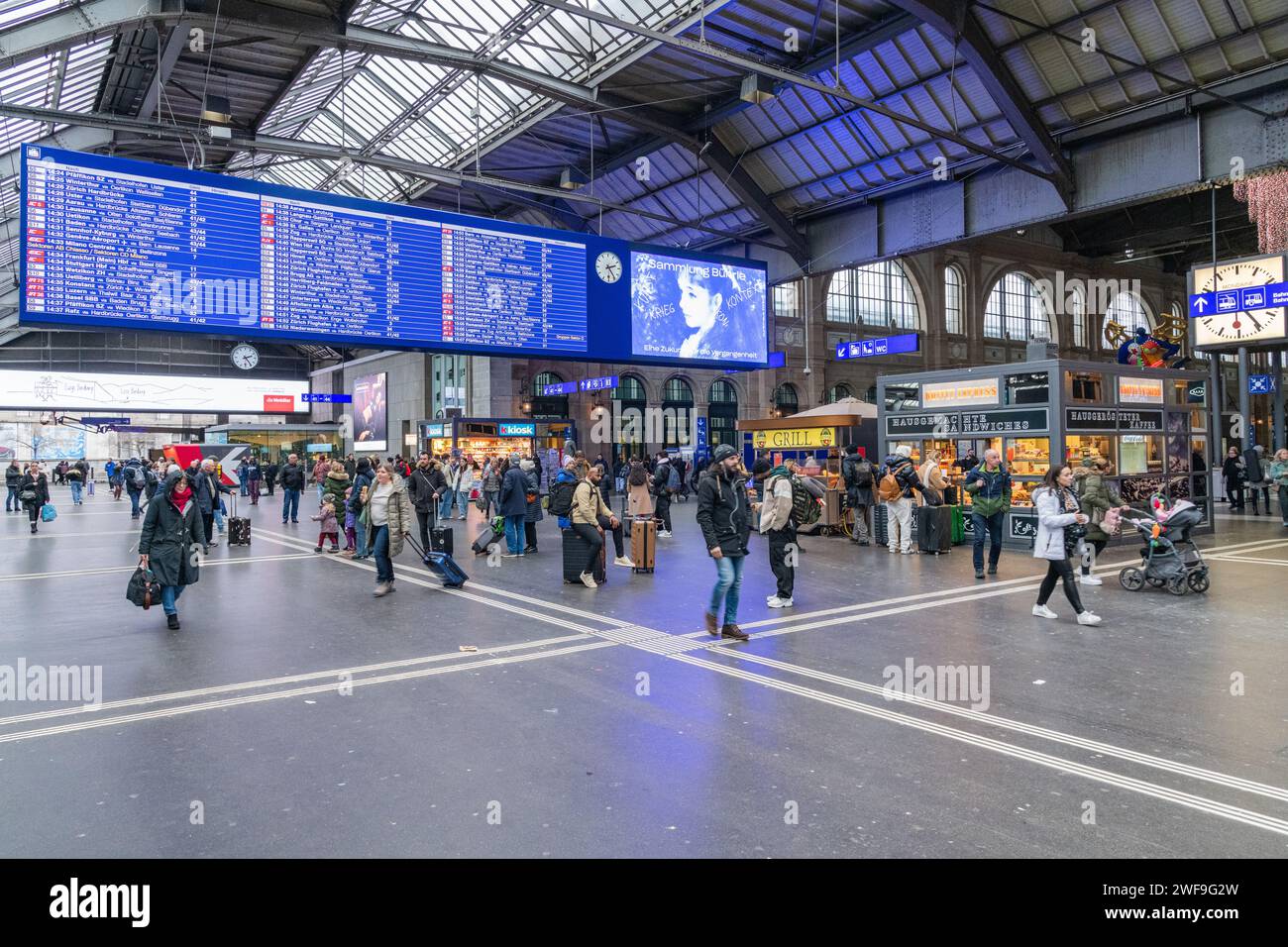 Un atrio affollato alla stazione ferroviaria Hauptbahnhof di Zurigo, Svizzera Foto Stock