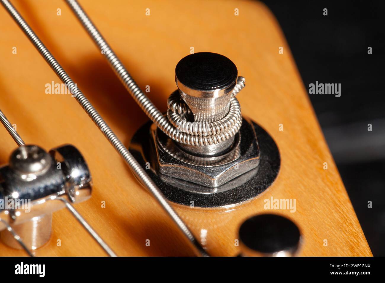 messa a punto dell'headstock della chitarra dopo primo piano macro Foto Stock