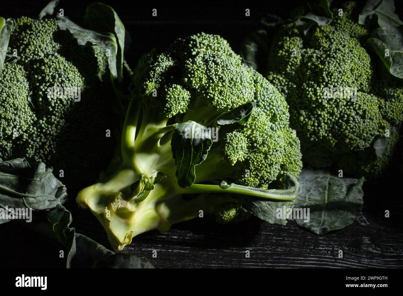 gruppo di broccoli su fondo di legno Foto Stock