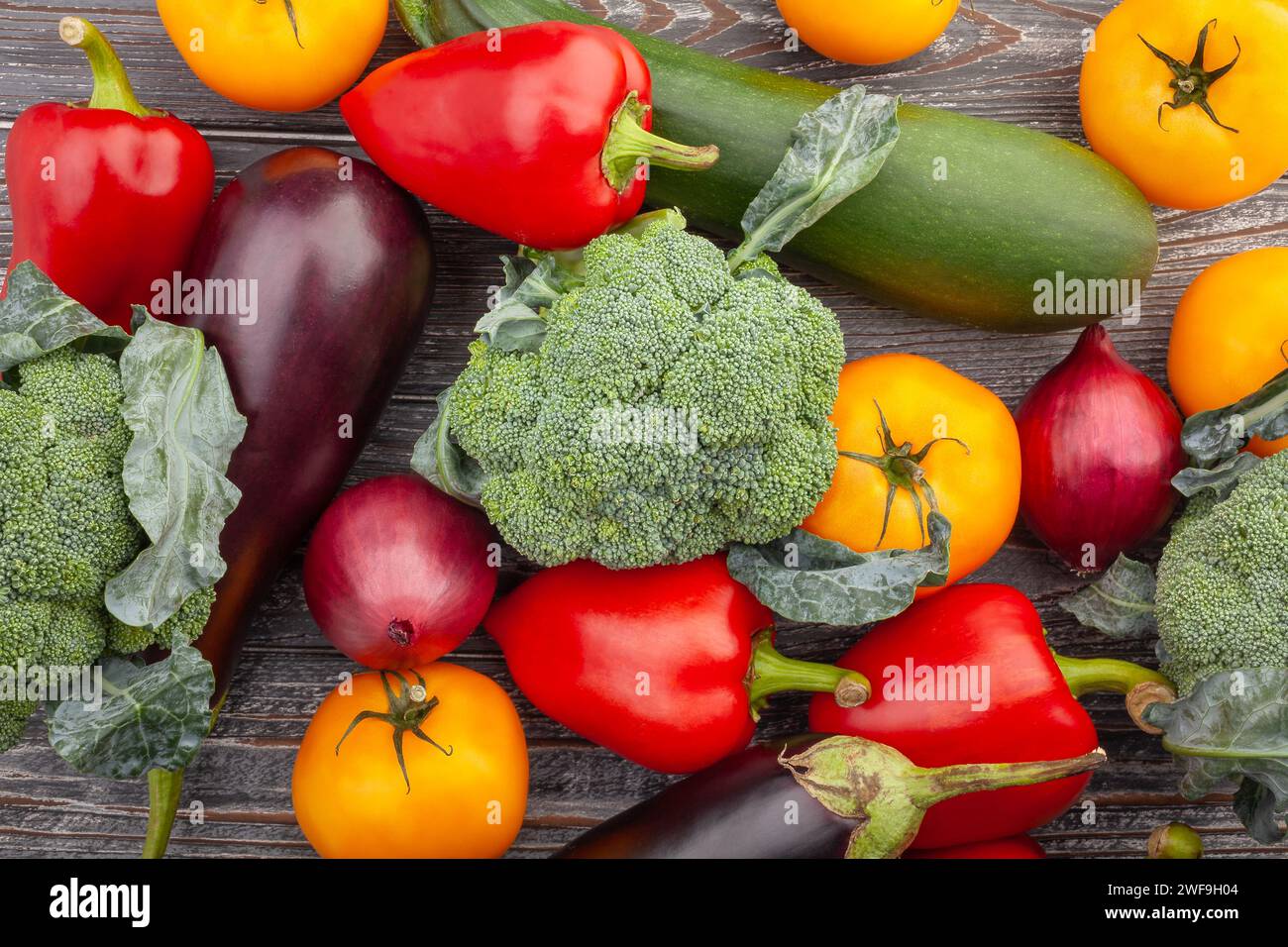 mix di verdure su sfondo di legno vista dall'alto Foto Stock