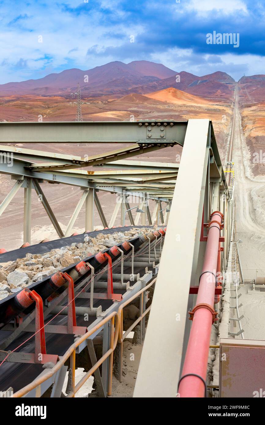Minerale grezzo su un nastro trasportatore molto grande prima di essere frantumato in una miniera di rame nel Cile settentrionale. Foto Stock