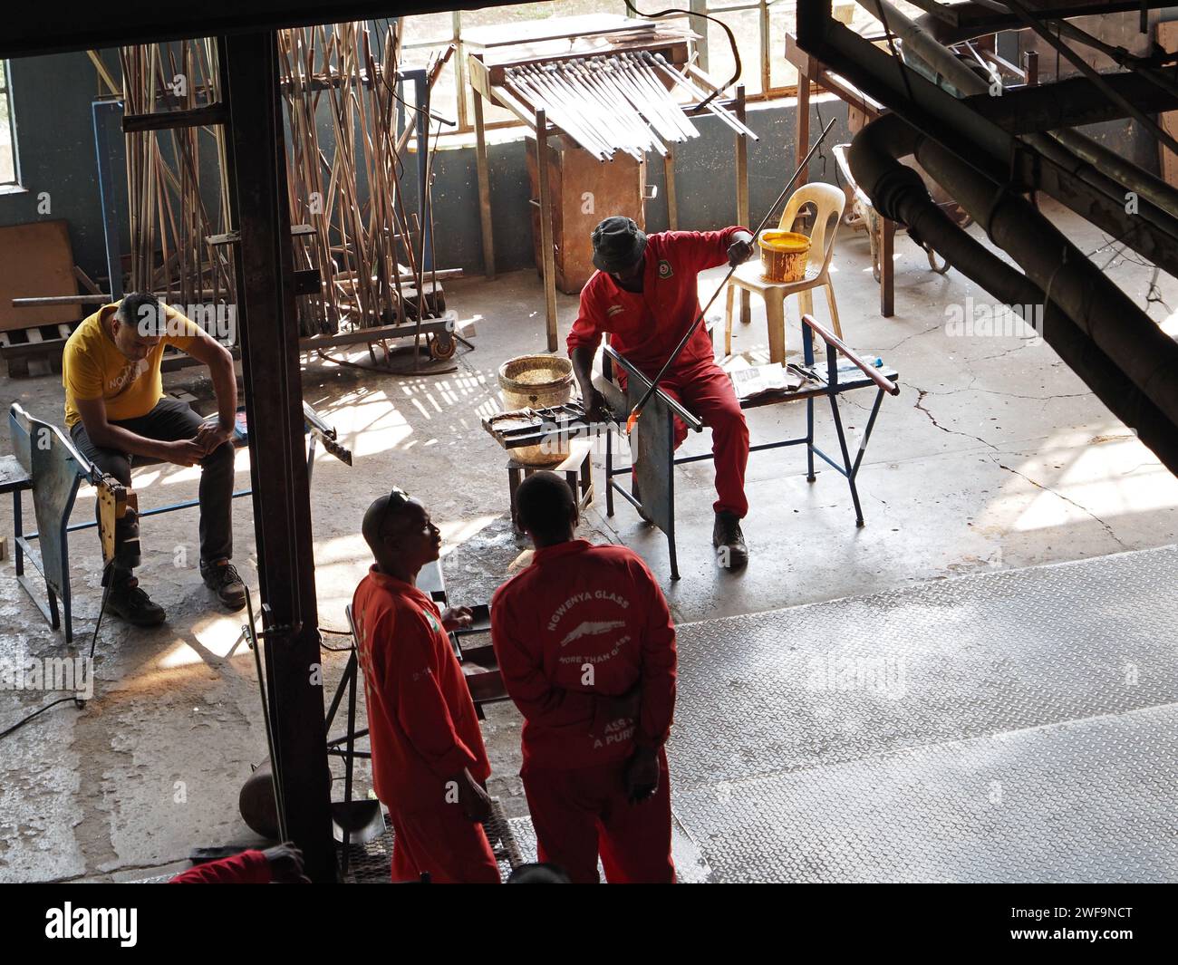 Fabbrica di vetro Ngwenya a eSwatini. Realizzano tutti i tipi di prodotti, sia utili che decorativi, riciclando il vetro di scarto. Foto Stock