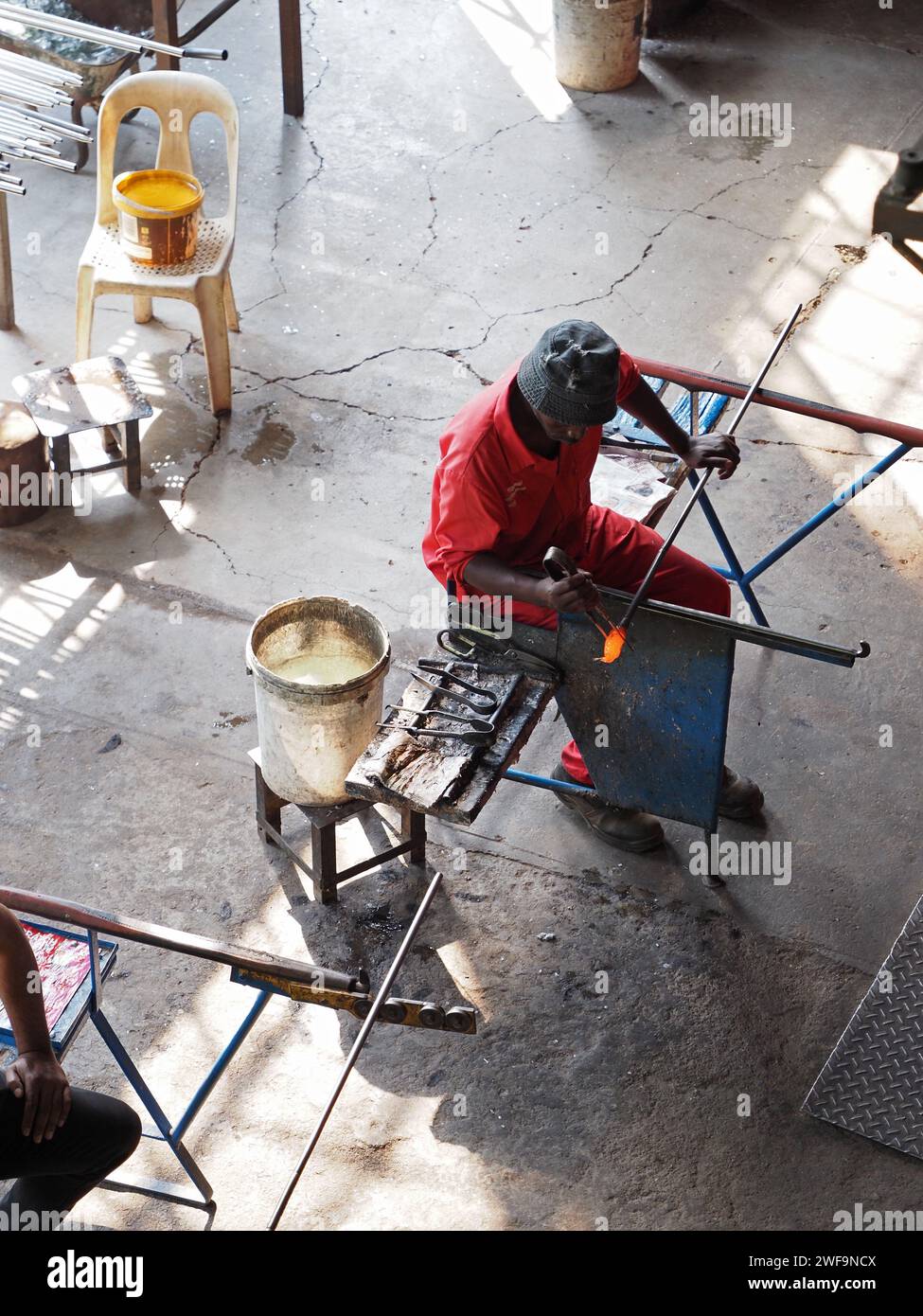 Fabbrica di vetro Ngwenya a eSwatini. Realizzano tutti i tipi di prodotti, sia utili che decorativi, riciclando il vetro di scarto. Foto Stock
