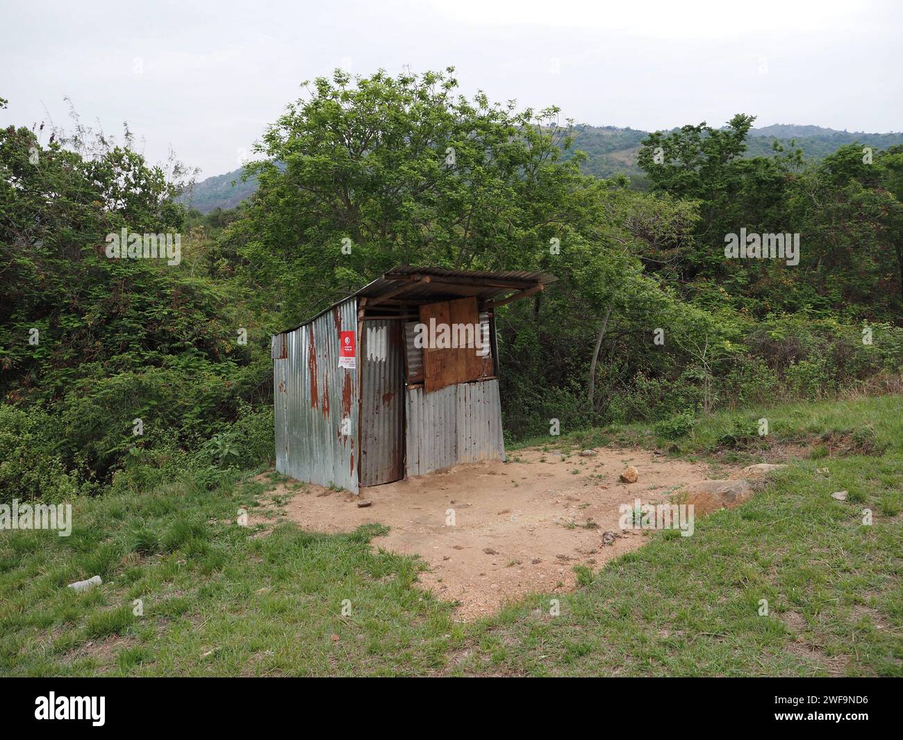 Piccolo capannone realizzato in lamiera ondulata sul lato della strada vicino a Piggs Peak in eSwatini. Foto Stock