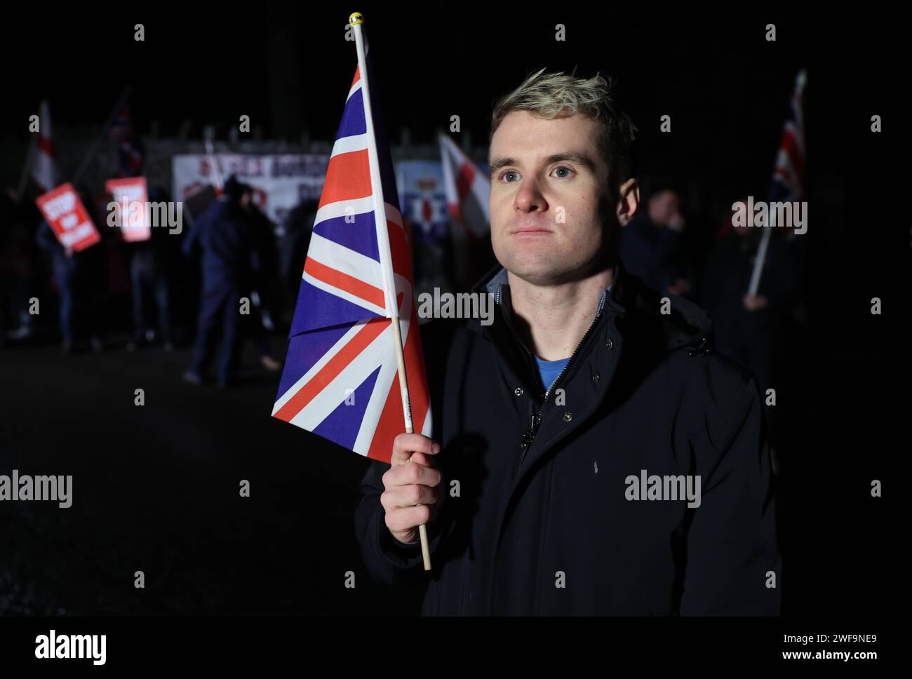 L'ex consigliere del DUP David Clarke, che ha lasciato il partito per accuse di bullismo si unisce ai manifestanti fuori Larchfield Estate, dove il DUP sta tenendo una riunione di partito privato. I manifestanti chiedono che il DUP non torni a Stormont fino a quando il confine con il Mare d'Irlanda non sarà rimosso. Data immagine: Lunedì 29 gennaio 2024. Foto Stock