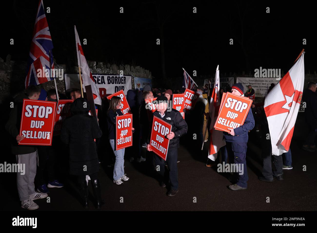 I manifestanti fuori da Larchfield Estate, dove il DUP sta tenendo una riunione privata, chiedono che il DUP non torni a Stormont fino a quando il confine con il Mare d'Irlanda non sarà rimosso. Data immagine: Lunedì 29 gennaio 2024. Foto Stock