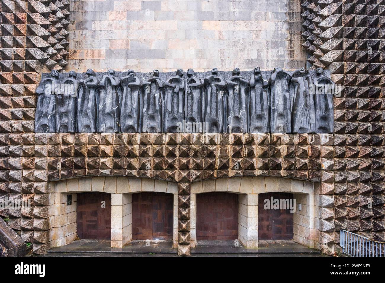 Sculture dei 14 apostoli sulla facciata, scultore Jorge Oteiza, e porte di ferro di Eduardo Chillida, Santuario di Arantzazu, comune di Oñati, Foto Stock