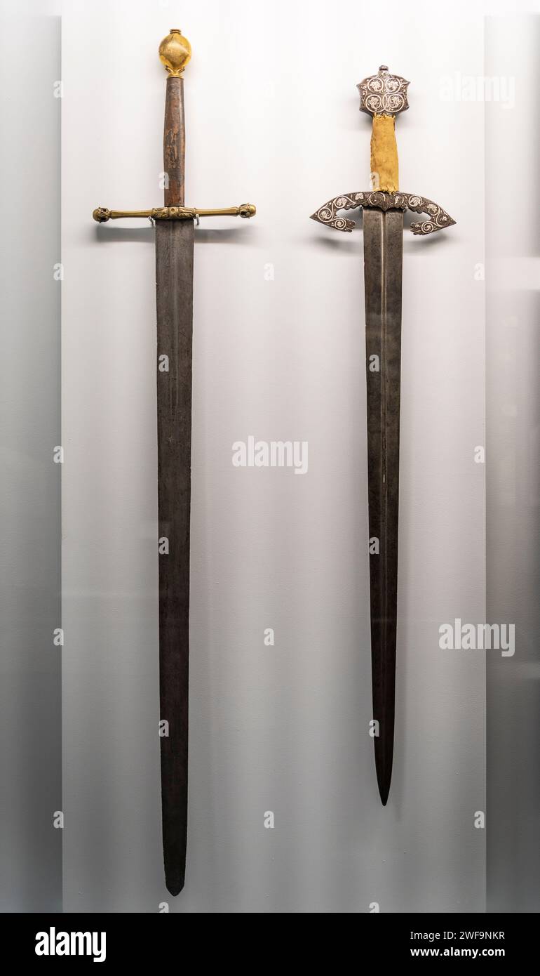 Spada e spada cerimoniale, XV secolo, Museo dell'Armeria di Álava, Vitoria, Paesi Baschi, Spagna Foto Stock