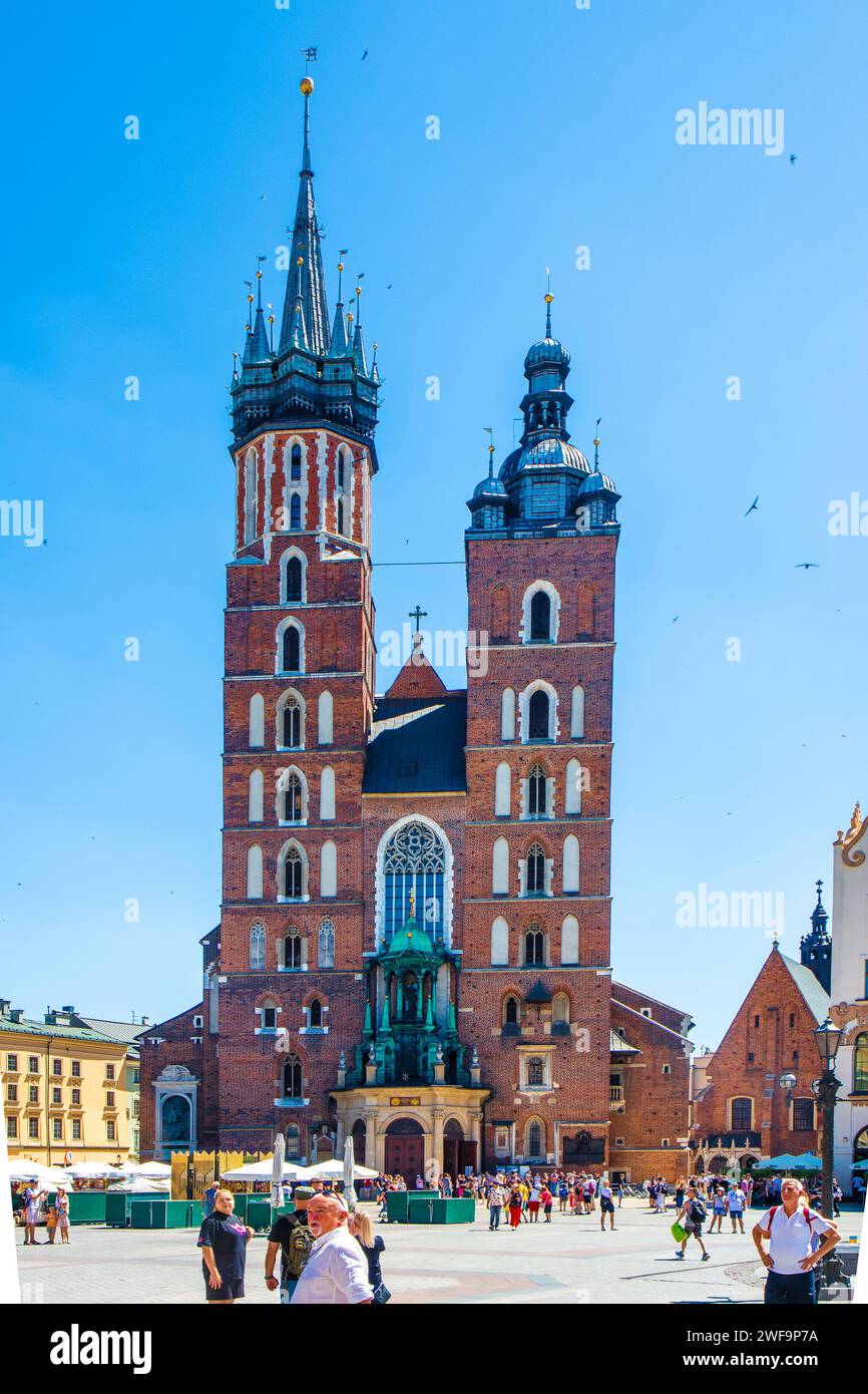 Cracovia, Polonia - 8 luglio 2023: Esterno della basilica di Santa Maria, chiesa gotica in mattoni nella piazza principale del mercato di Cracovia, Polonia Foto Stock