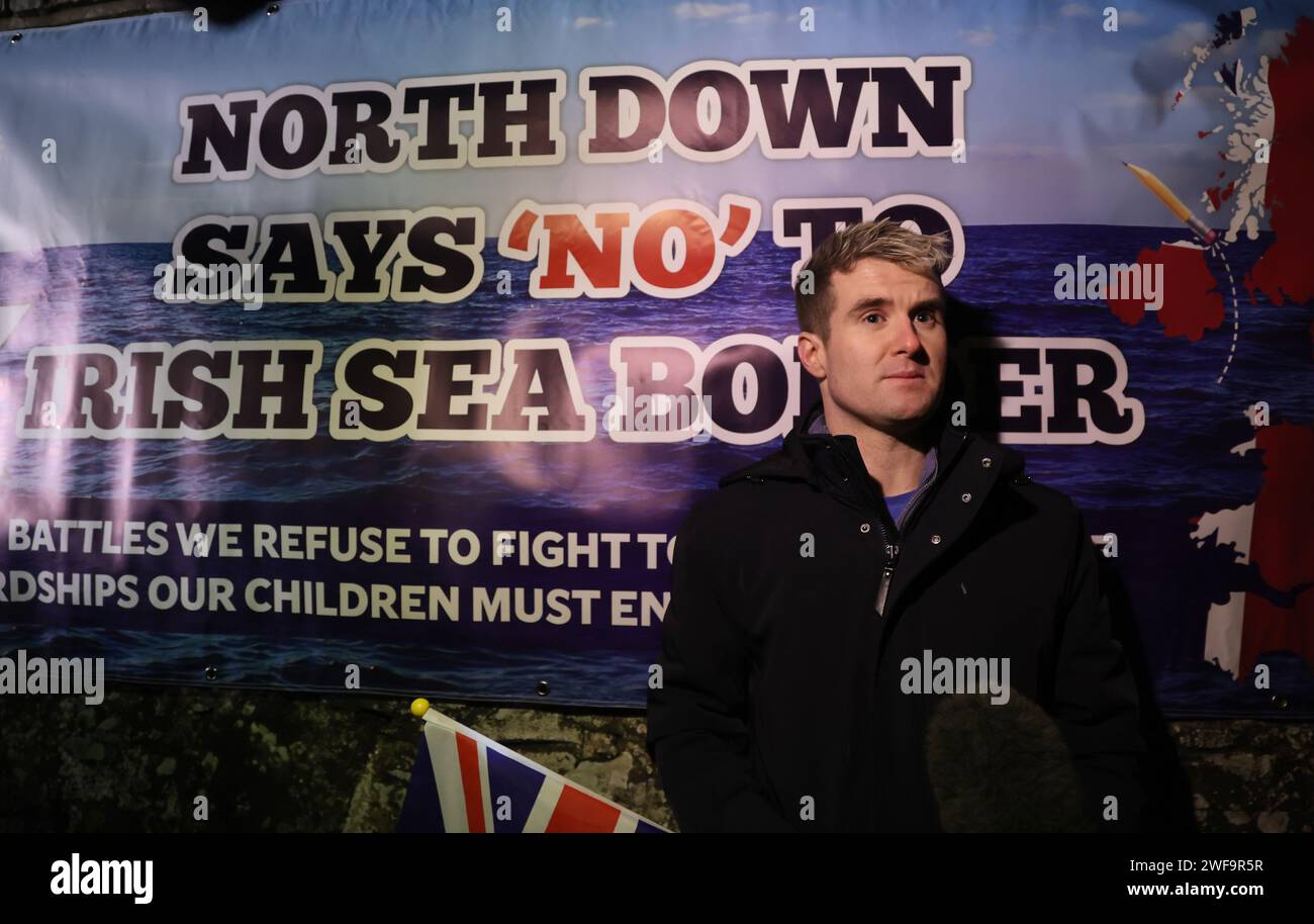 L'ex consigliere del DUP David Clarke, che ha lasciato il partito per accuse di bullismo si unisce ai manifestanti fuori Larchfield Estate, dove il DUP sta tenendo una riunione di partito privato. I manifestanti chiedono che il DUP non torni a Stormont fino a quando il confine con il Mare d'Irlanda non sarà rimosso. Data immagine: Lunedì 29 gennaio 2024. Foto Stock