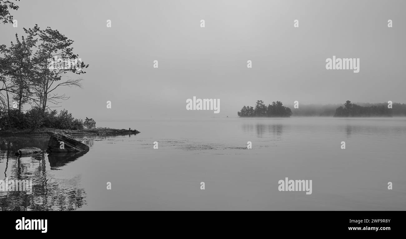 Nebbia sul lago Cobbossee, Maine Foto Stock