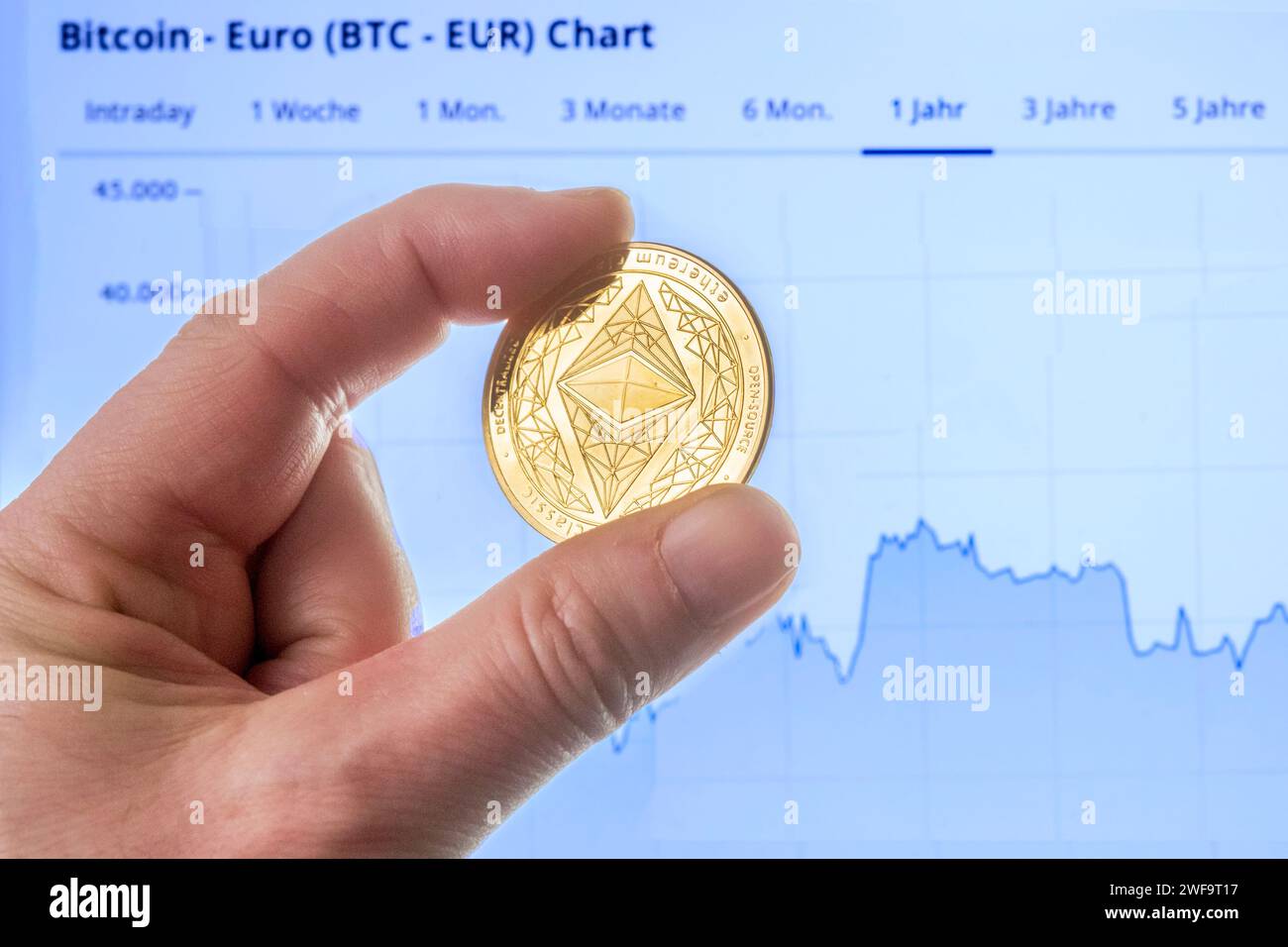 Moneta Ethereum (ETH) davanti a un grafico Bitcoin Foto Stock