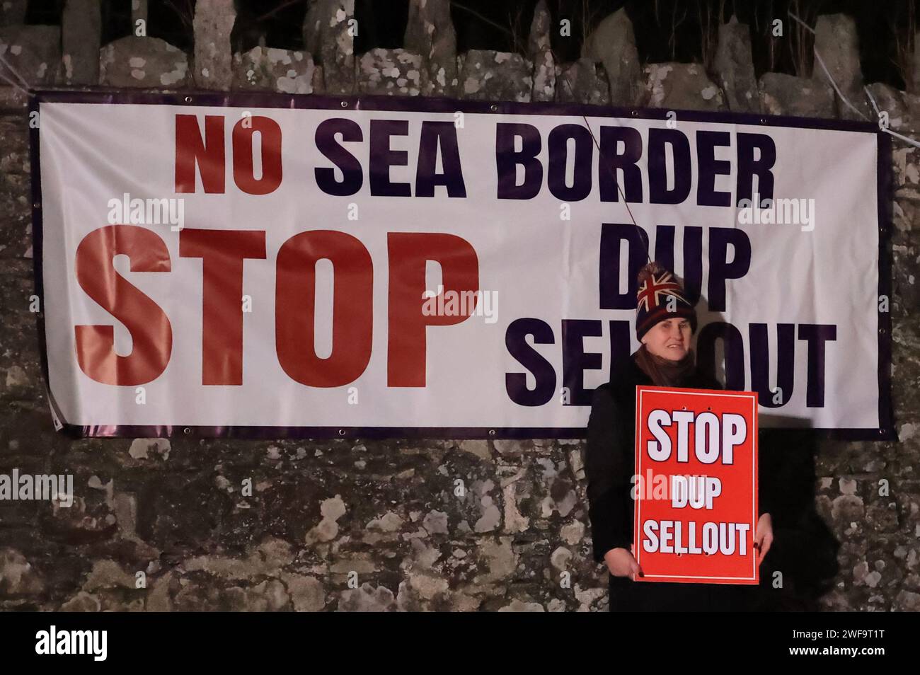 Un manifestante fuori da Larchfield Estate, dove il DUP sta tenendo una riunione privata, chiedono al DUP di non tornare a Stormont fino a quando il confine con il Mare d'Irlanda non sarà rimosso. Data immagine: Lunedì 29 gennaio 2024. Foto Stock