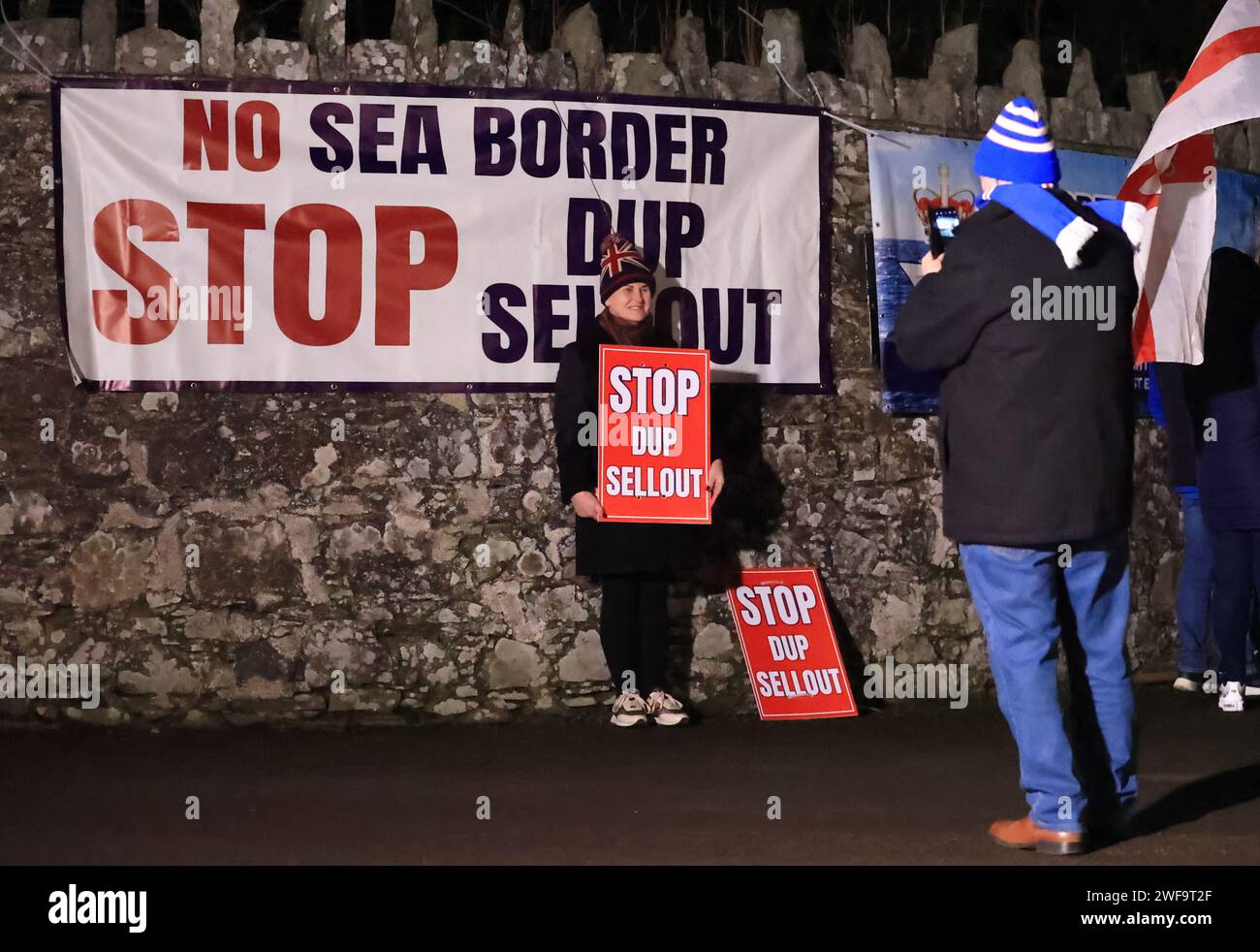 I manifestanti fuori da Larchfield Estate, dove il DUP sta tenendo una riunione privata, chiedono che il DUP non torni a Stormont fino a quando il confine con il Mare d'Irlanda non sarà rimosso. Data immagine: Lunedì 29 gennaio 2024. Foto Stock