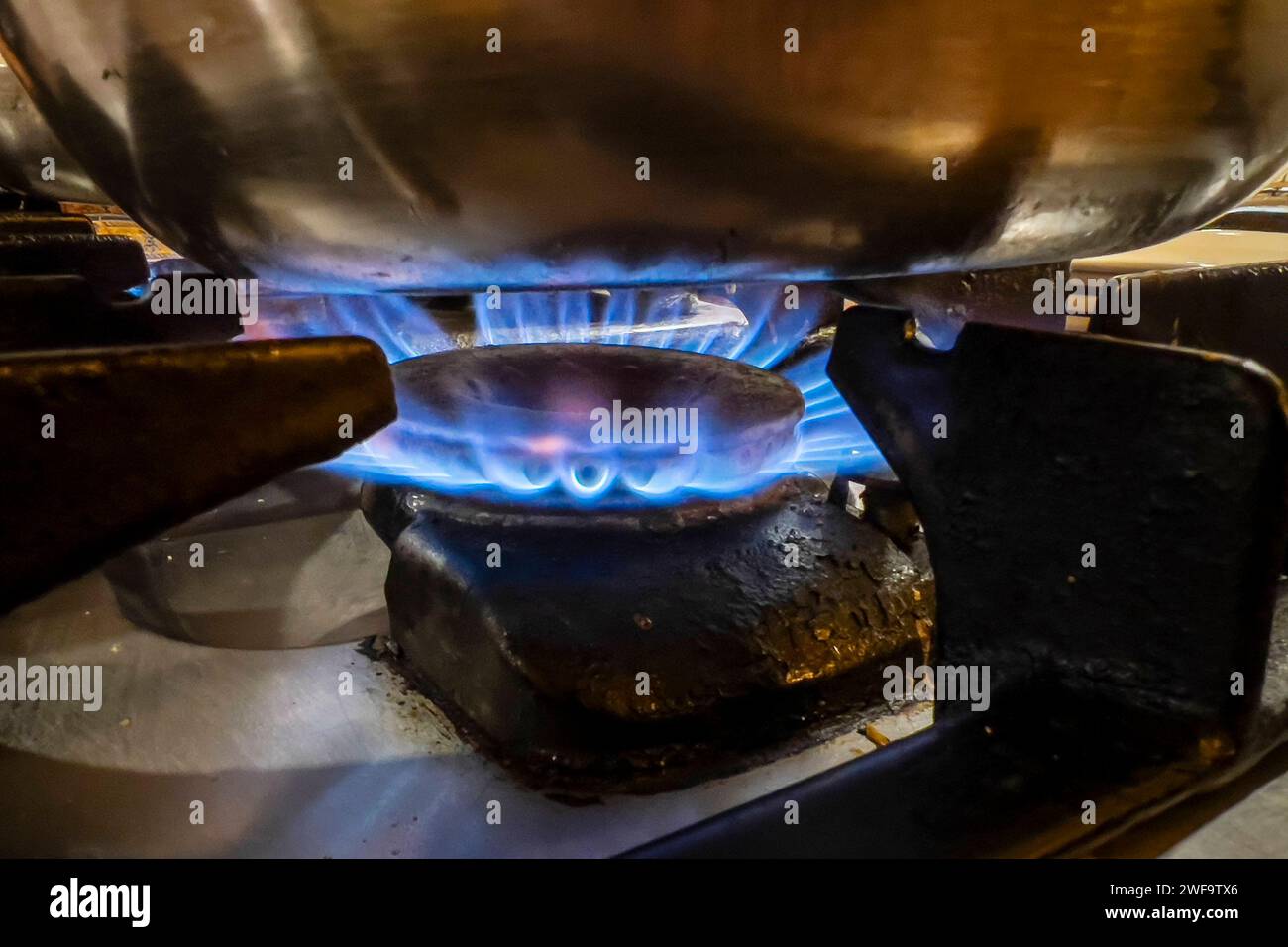 Gasherd energie, Kochen, Haushalt: Ein Herd wird mit gas betrieben. Rietberg Nordrhein-Westfalen Deutschland *** Fornello a gas energia, cucina, casa Una stufa è gestita con gas Rietberg Renania settentrionale-Vestfalia Germania Copyright: XDavidxInderliedx Foto Stock