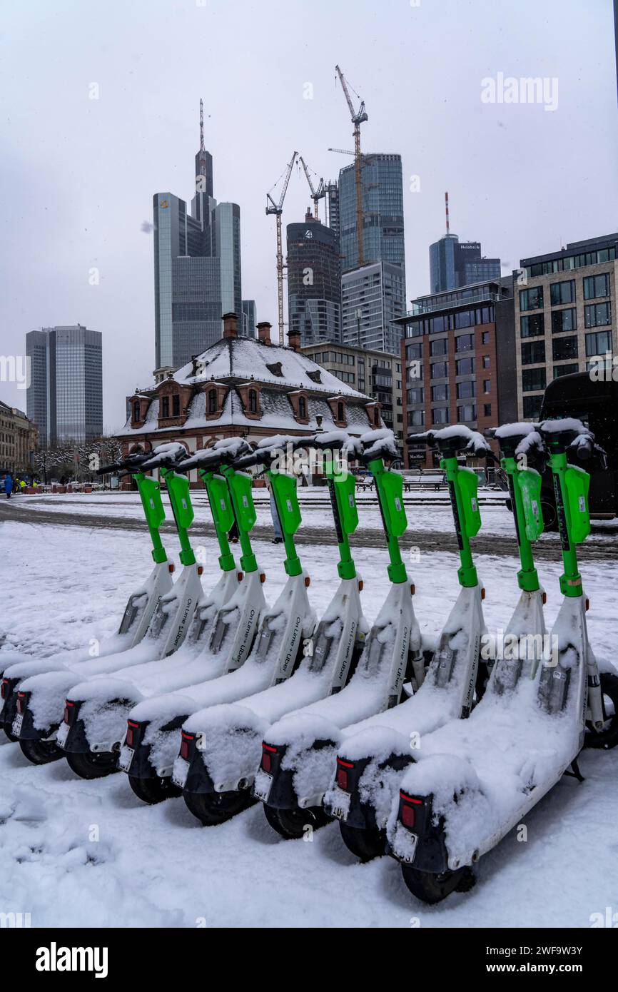 Inverno, Hauptwache, coperto di neve, e-scooter, by On Lime Uber, nevicata, cantiere dei QUATTRO progetti di costruzione, 4 grattacieli a Roßm Foto Stock