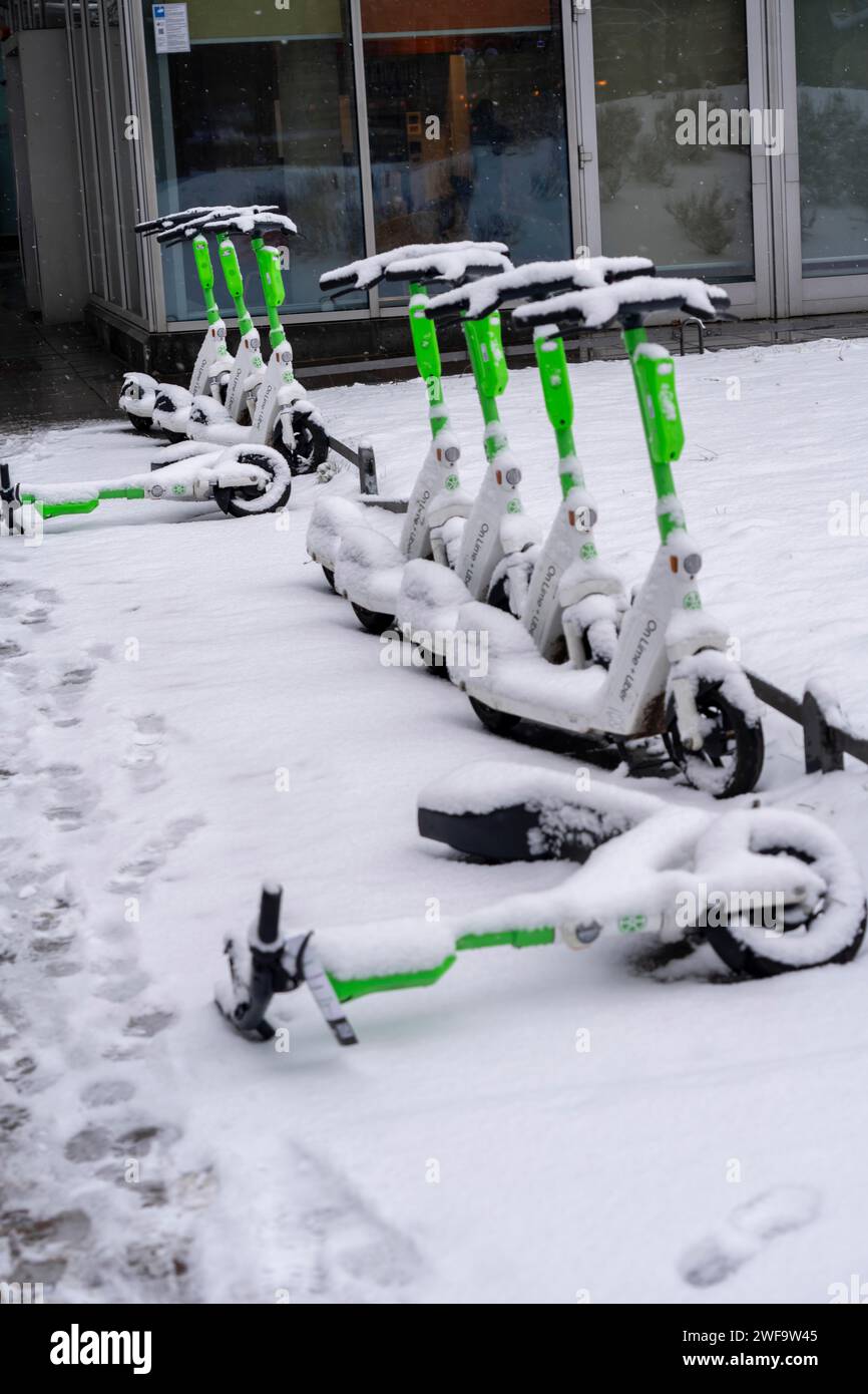 Inverno in città, e-scooter innevati da On Lime Uber, Gallusanlage, Francoforte sul meno, Assia, Germania Foto Stock