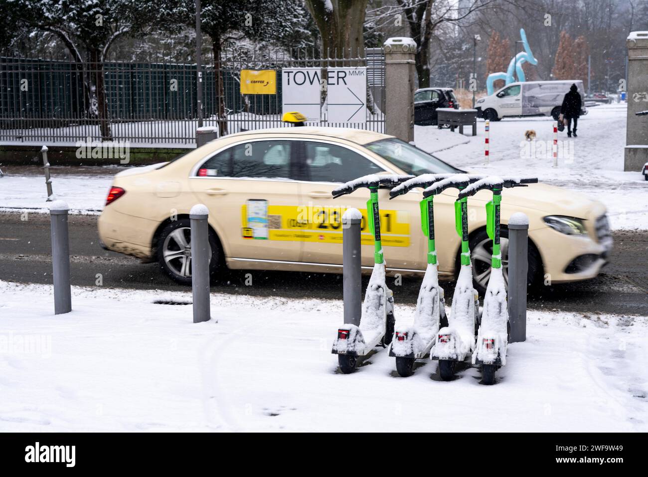 Inverno in città, e-scooter innevati da On Lime Uber, Gallusanlage, Francoforte sul meno, Assia, Germania Foto Stock