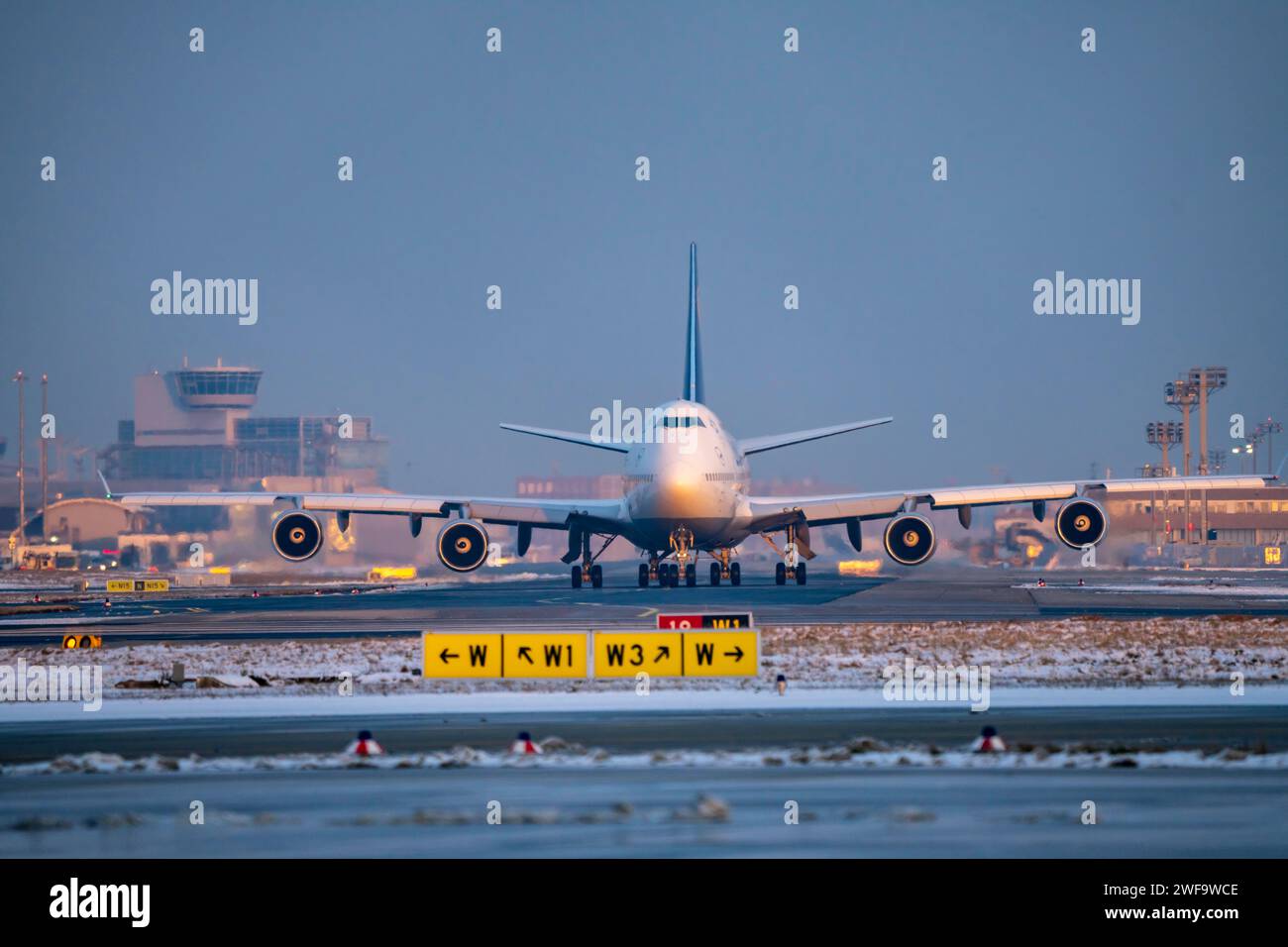 Lufthansa Boeing 747-8, sulla via di rullaggio per Runway West, Francoforte Aeroporto fra, Fraport, in inverno, Assia, Germania Foto Stock