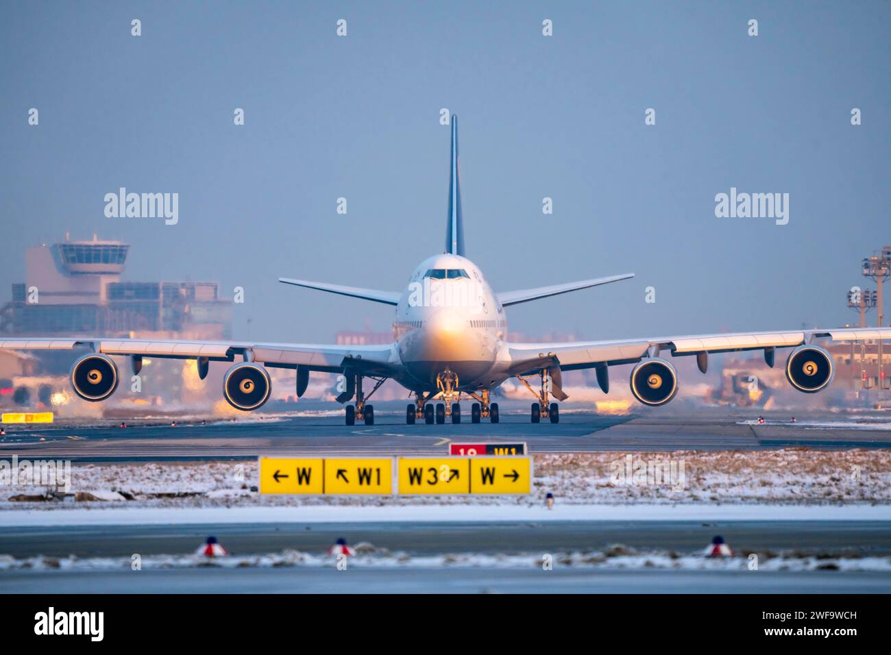 Lufthansa Boeing 747-8, sulla via di rullaggio per Runway West, Francoforte Aeroporto fra, Fraport, in inverno, Assia, Germania Foto Stock