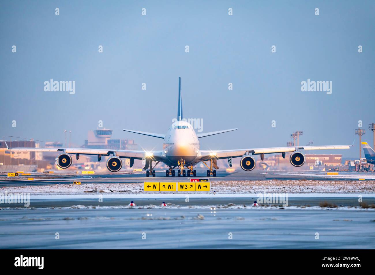 Lufthansa Boeing 747-8, sulla via di rullaggio per Runway West, Francoforte Aeroporto fra, Fraport, in inverno, Assia, Germania Foto Stock