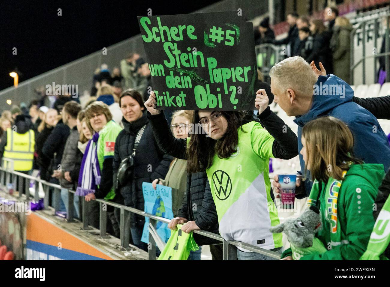 Essen, Deutschland. 29 gennaio 2024. Fan mit Schild Schere, Stein, Papier um dein Trikot Obi? GOOGLE PIXEL Frauen Bundesliga, SGS Essen - VfL Wolfsburg, Essen, Stadion an der Hafenstrasse AM 29.01.204 LE NORMATIVE DFB VIETANO L'USO DI FOTOGRAFIE COME SEQUENZE DI IMMAGINI E/O QUASI-VIDEO. Credito: dpa/Alamy Live News Foto Stock