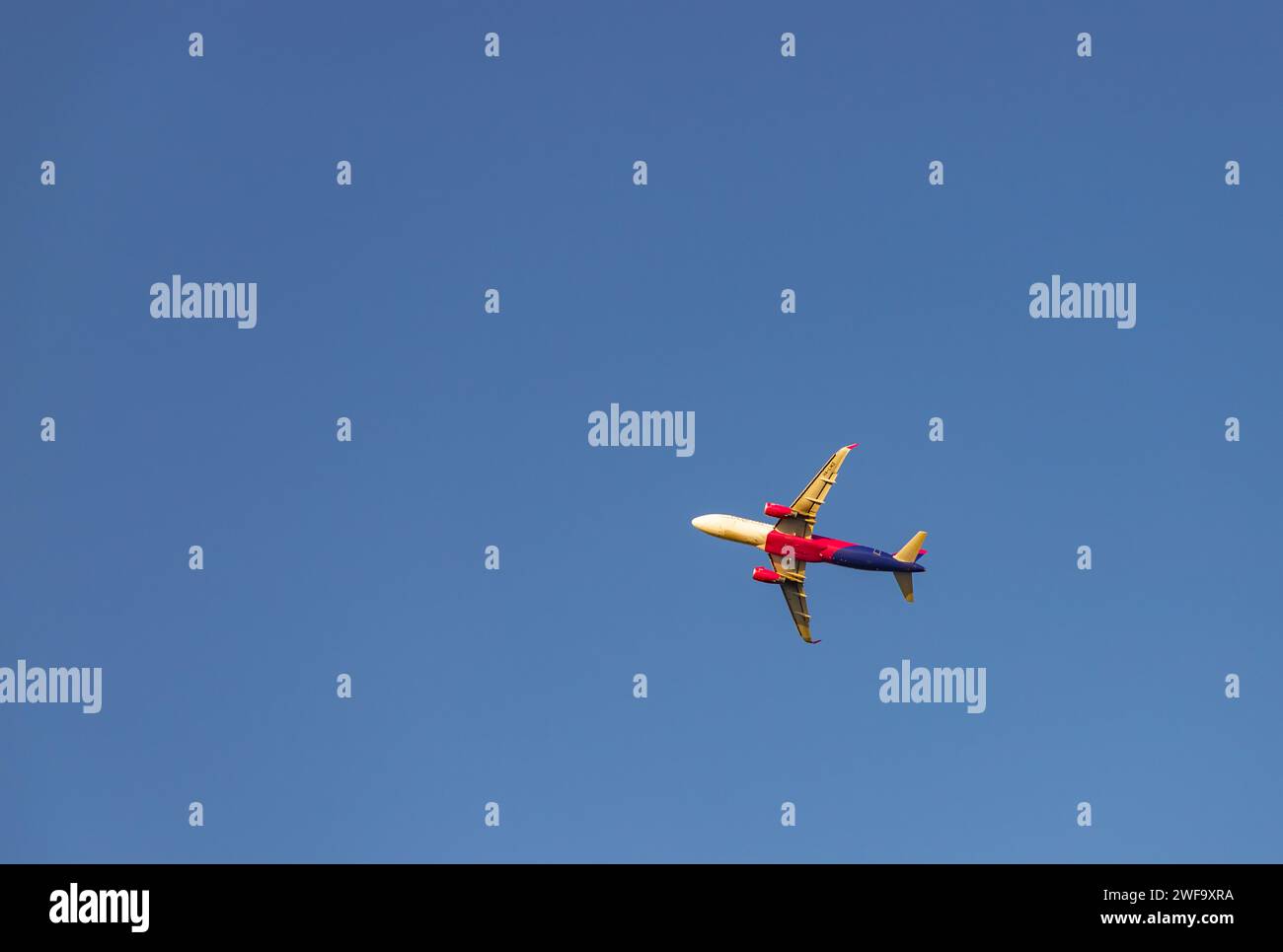 Un'immagine di un aereo Wizz Air che vola sopra la testa. Foto Stock