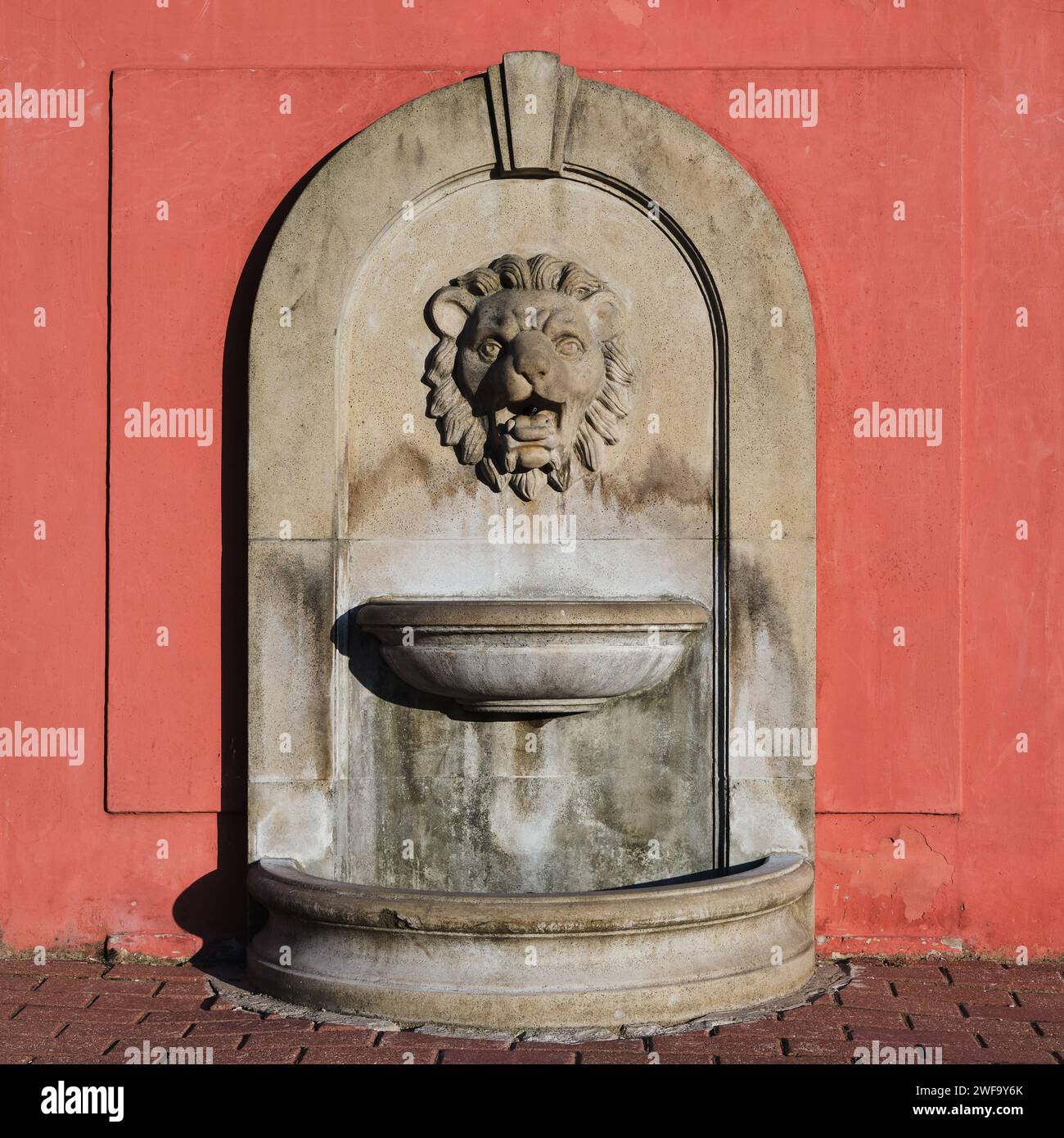 Antica fontana pubblica con acqua corrente nell'edificio del municipio di Bauska, Lettonia. Foto Stock