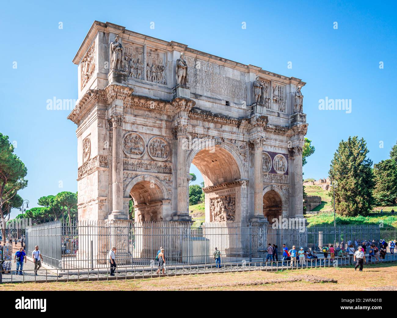 L'Arco di Costantino, un arco trionfale dedicato all'imperatore Costantino il grande. Roma, Italia. Foto Stock