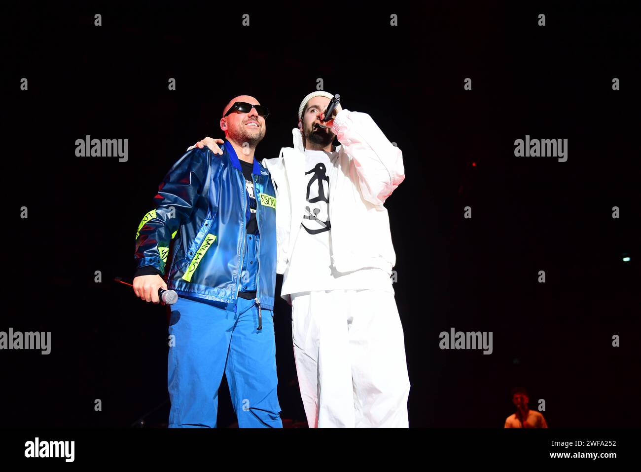 Concerto di musica per cantanti italiani - Coez Fran Quintale cantanti italiani Coez & amp Frah Quintale si esibiscono durante il Coez & amp Frah Quintale Lovebars Live Tour 2024 , nel Mediolanum Forum, Assago, Lombardia, Italia, 29/01/24 Assago Mediolanum Forum Italia Copyright: xAndreaxDiodatox/xLiveMediax LPM 1220533 Foto Stock