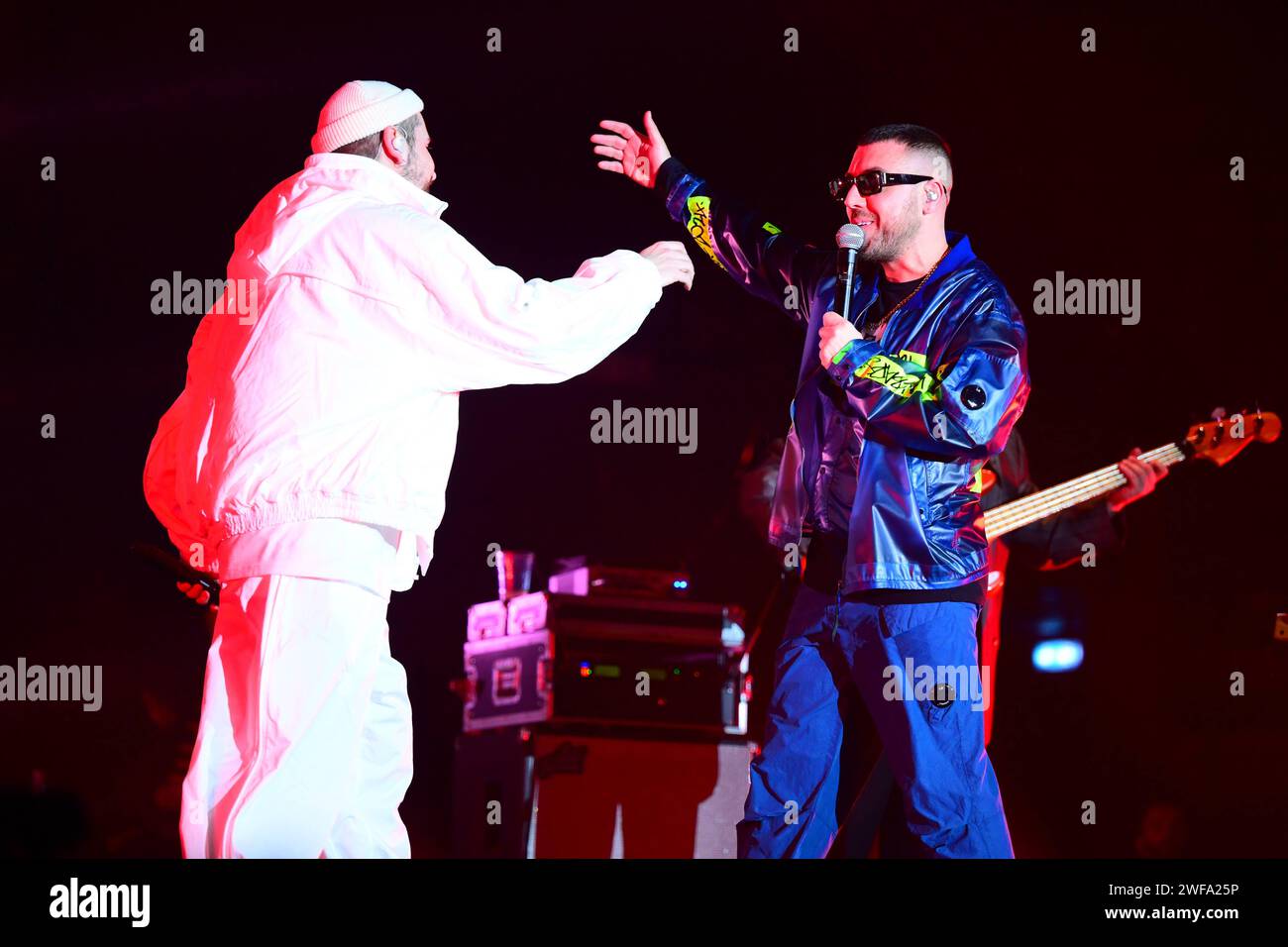 Concerto di musica per cantanti italiani - Coez Fran Quintale cantanti italiani Coez & amp Frah Quintale si esibiscono durante il Coez & amp Frah Quintale Lovebars Live Tour 2024 , nel Mediolanum Forum, Assago, Lombardia, Italia, 29/01/24 Assago Mediolanum Forum Italia Copyright: xAndreaxDiodatox/xLiveMediax LPM 1220549 Foto Stock