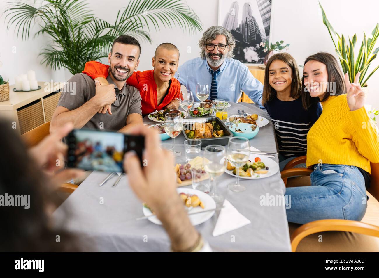 La famiglia multi-generazionale si diverte insieme durante la festa della cena a casa Foto Stock