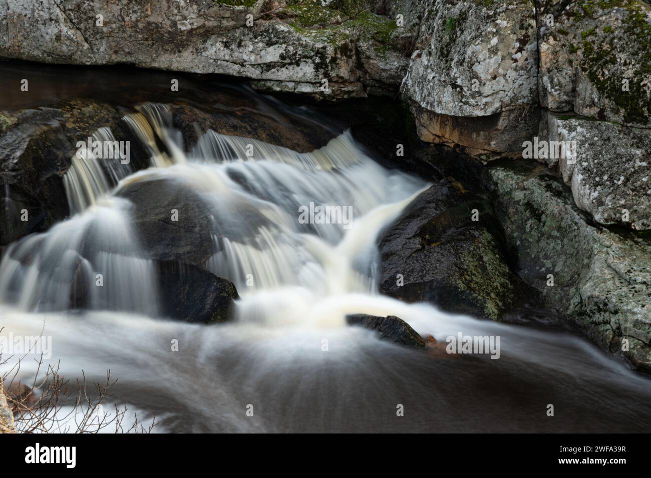 Cascata formata dal fiume Salor, all'ingresso del bacino idrico di El Gallo, in Estremadura, Spagna. Fotografia a lunga esposizione Foto Stock