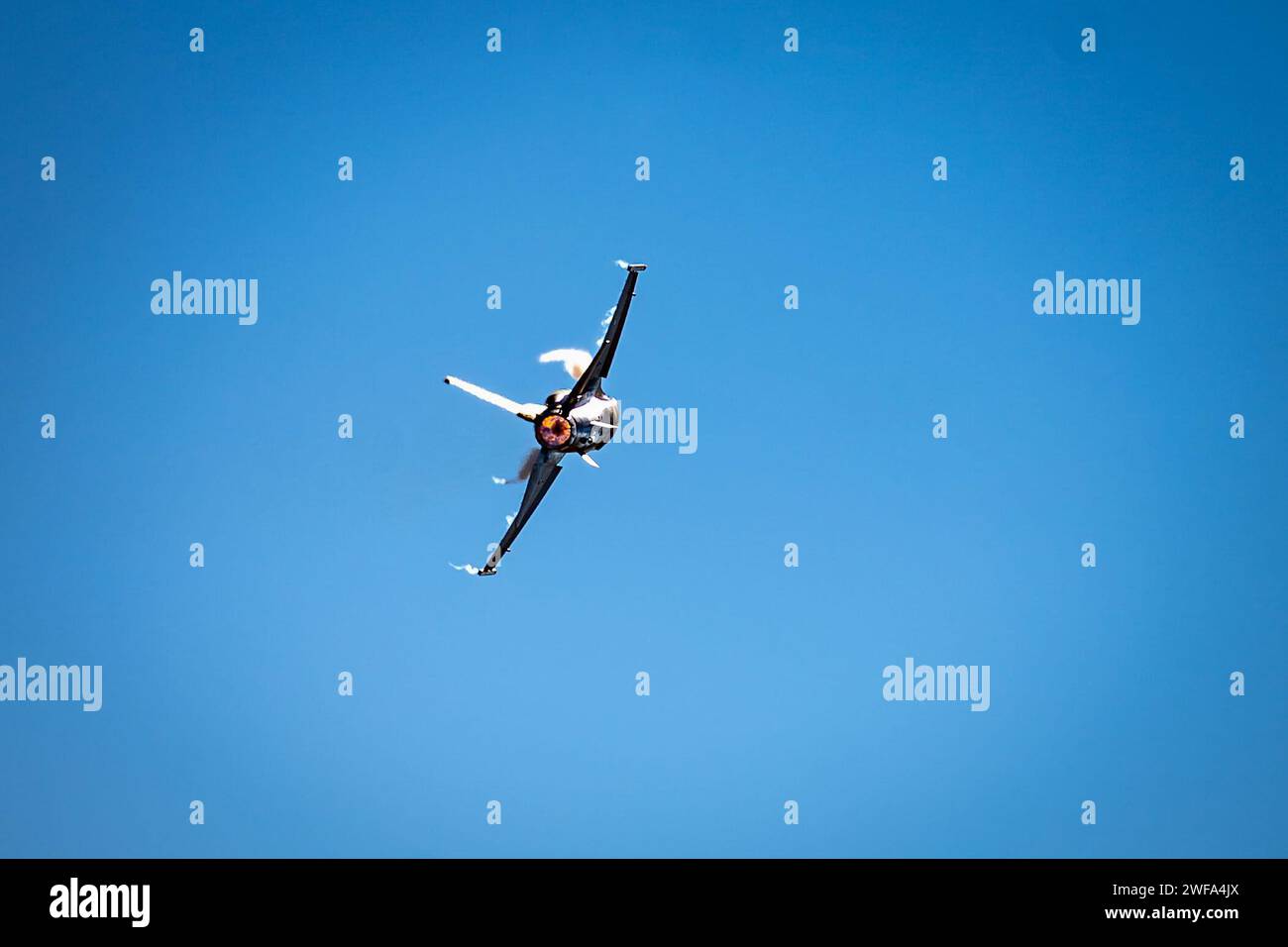 U.S. Air Force Capitano Aimee "Rebel" Fiedler, pilota e comandante del Viper Demonstration Team, esegue manovre aeree di precisione in un F-16D Fighting Falcon presso Edwards Air Force base, California, 25 gennaio 2023. Il team Viper Demonstration e Thunderbirds hanno entrambi eseguito dimostrazioni per i partecipanti dell'F-16 First Flight 50th Anniversary Event. (Foto U.S. Air Force di Senior Airman Meghan Hutton) Foto Stock