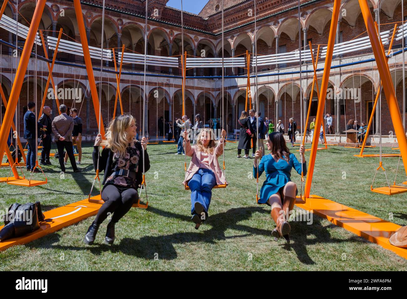 MILANO, ITALIA-17 APRILE 2023: Swing progettato dall'architetto Stefano Boeri, firmato Amazon. Installazione di design artistico al fuori Salone, designweek Foto Stock