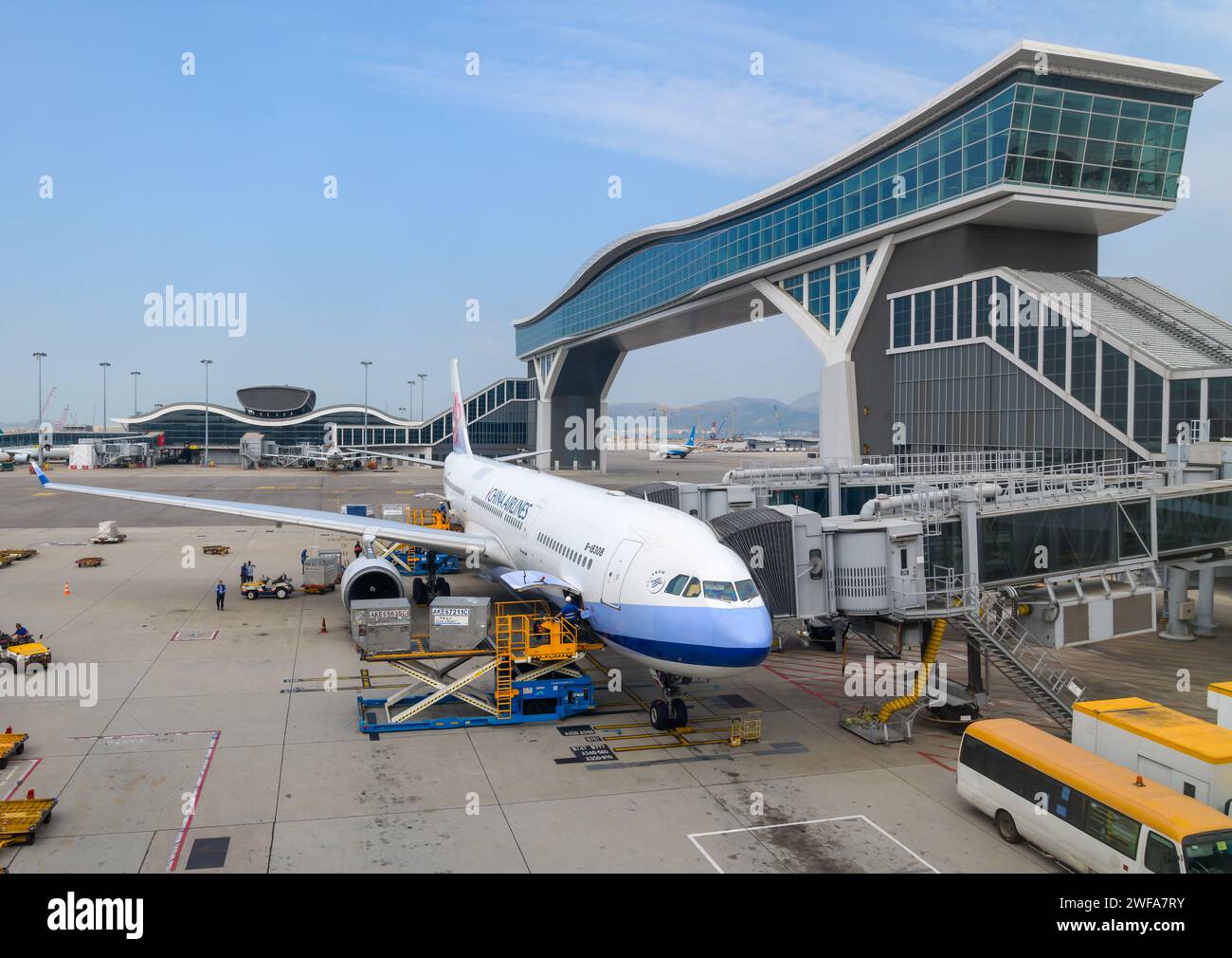China Southern A330 all'aeroporto Chek Lap Kok e il suo ponte sopraelevato, un nuovo ponte che collega i terminal dell'aeroporto di Hong Kong. HKG skydeck. Foto Stock