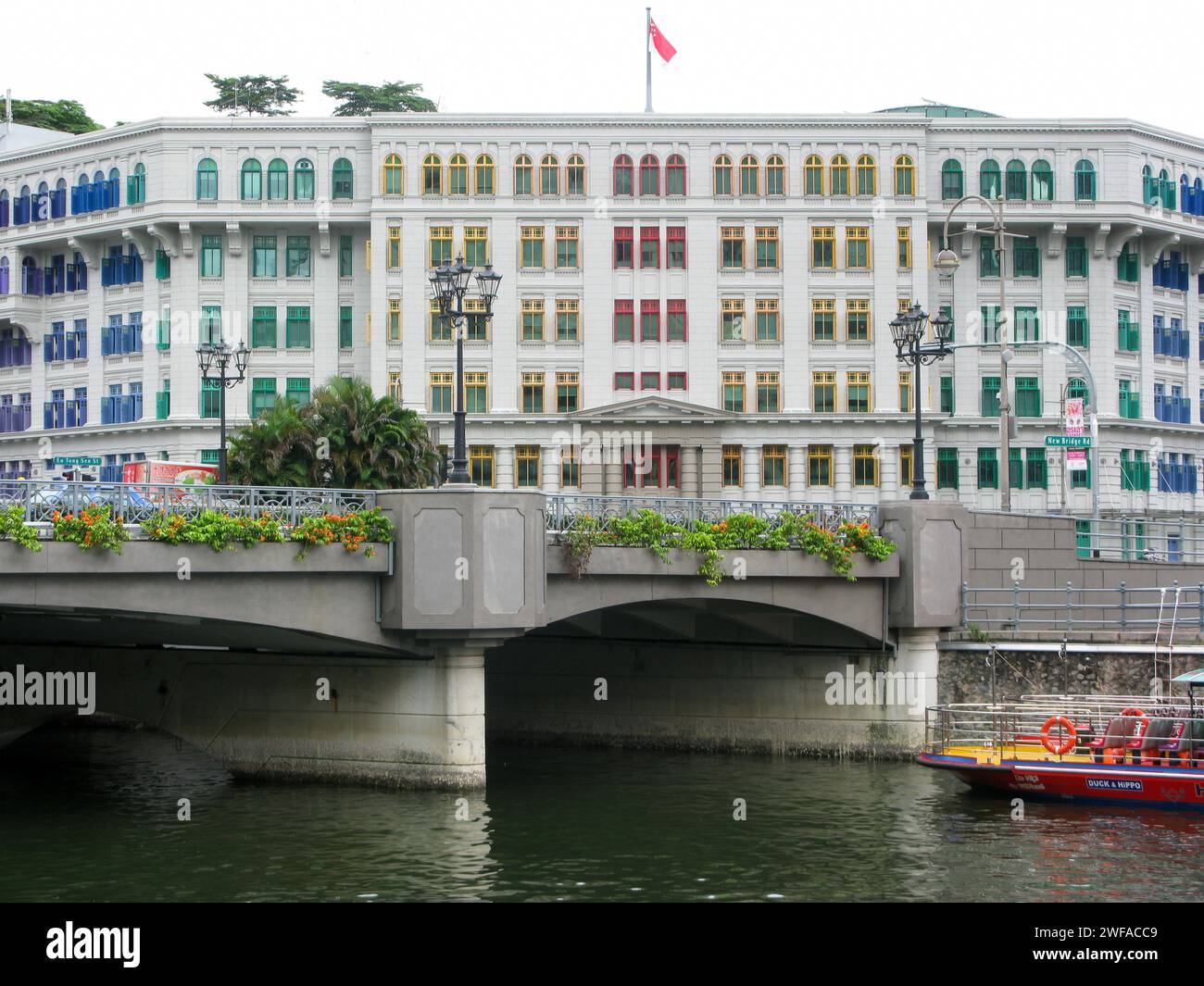 La stazione di polizia di Old Hill Street su Old Hill Street con il fiume Singapore e Coleman Bridge. Foto Stock