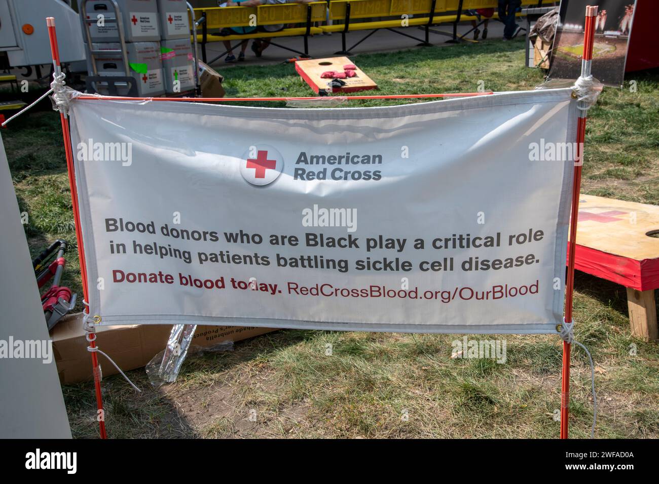St Paul, Minnesota. Firmare presso il centro mobile per il prelievo ematico della Croce Rossa americana alla fiera dello stato del Minnesota chiedendo donazioni di sangue da Black Do Foto Stock