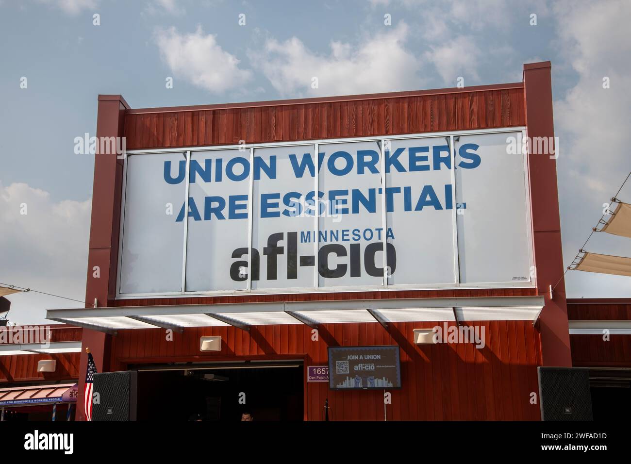 Falcon Heights, Minnesota. Il logo AFL-CIO sull'edificio alla fiera dello stato del Minnesota afferma che i lavoratori sindacali sono essenziali. Foto Stock