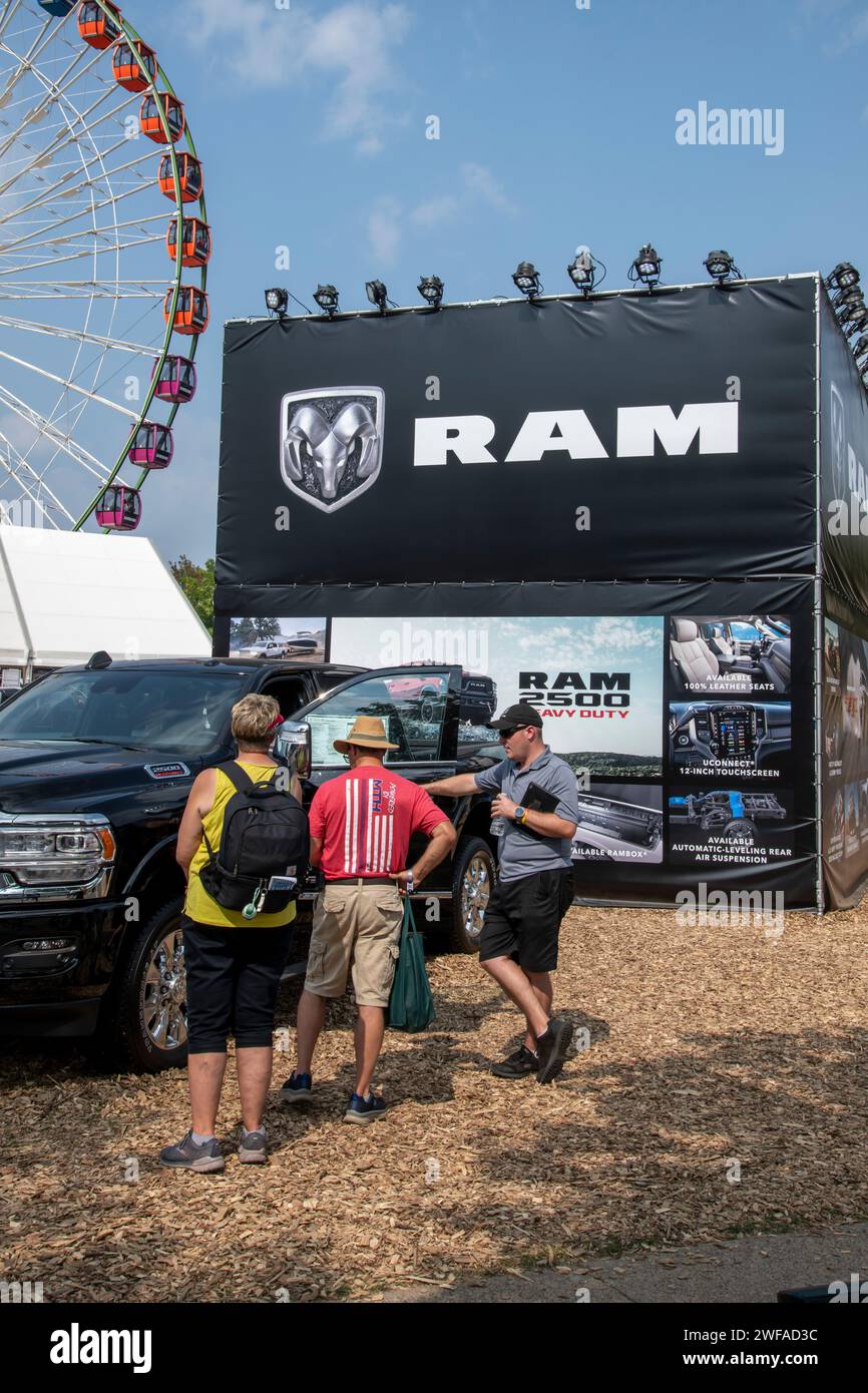 Falcon Heights, Minnesota. Un venditore che parla con un paio dei nuovi Dodge RAM Trucks alla fiera dello stato del Minnesota. Foto Stock Falcon Heights, Minnesota. Un venditore che parla con un paio dei nuovi Dodge RAM Trucks alla fiera dello stato del Minnesota. Foto Stock