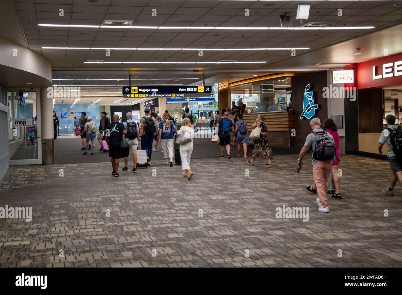 Bloomington, Minnesota. Aeroporto MSP. I viaggiatori che camminano verso le loro destinazioni nell'affollato aeroporto. Foto Stock