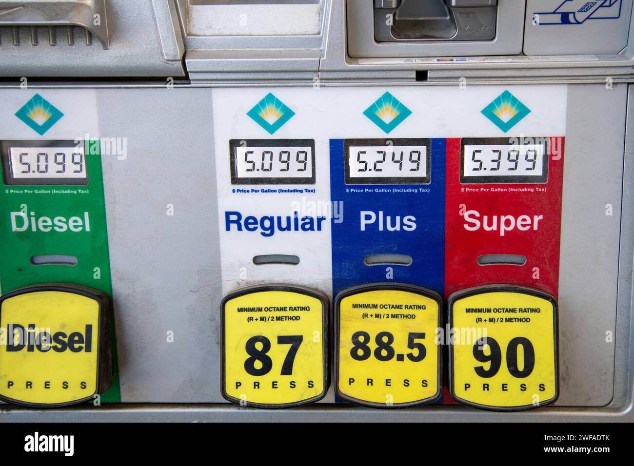 Valdez, Alaska. Prezzi elevati del gas con pompa del gas che mostra miscele diverse. Foto Stock