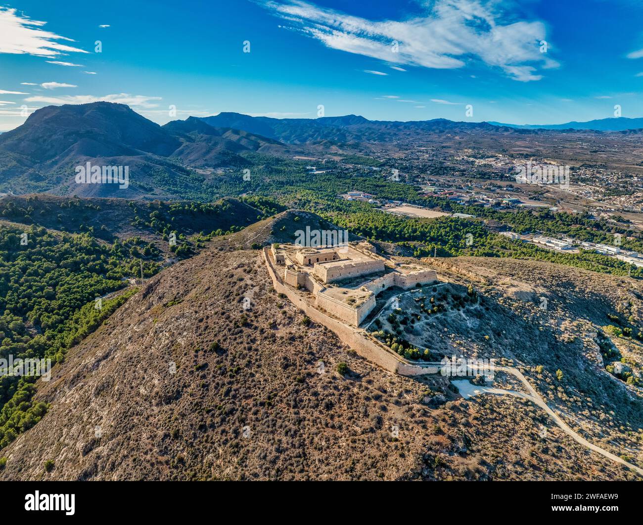 Vista aerea del Castillo de la Atalaya a Cartagena, in Spagna, fortezza a forma di stella che protegge la storica base navale spagnola su una remota collina Foto Stock
