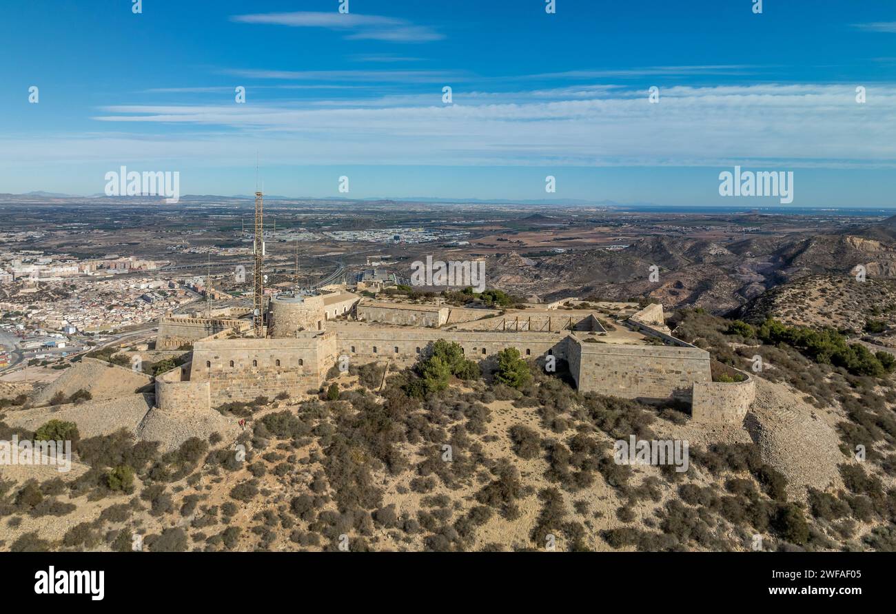 Veduta aerea del forte di San Giuliano che protegge l'ingresso al porto di Cartagena parte dell'anello difensivo del porto navale con torre di cannoni, bastione Foto Stock